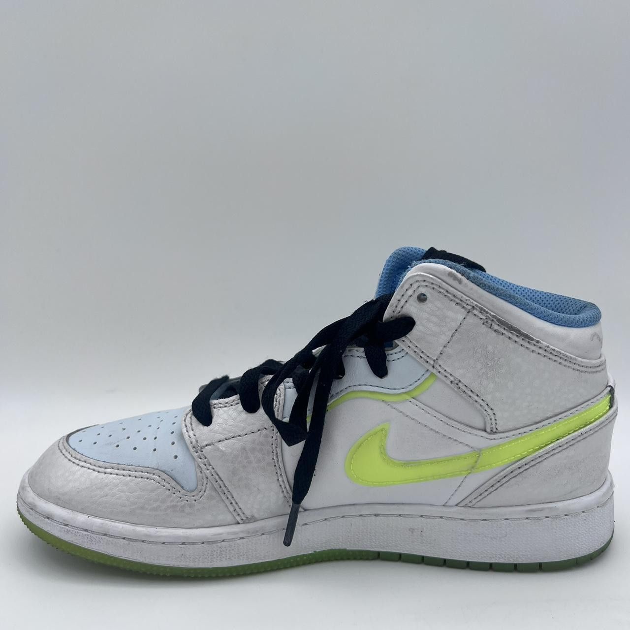 Nike Nike Air Jordan 1 Mid SE GS Platinum Volt DV1314-017 Size 6 Size US 6 / EU 39 - 5 Thumbnail
