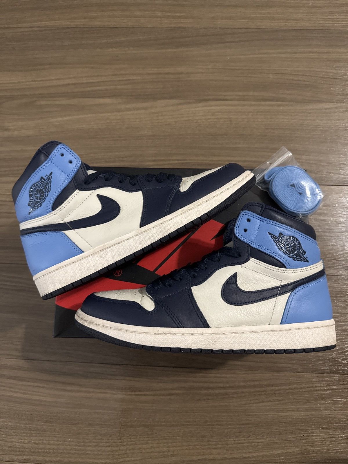 Nike Nike Air Jordan 1 Retro OG High Obsidian UNC 2019 Size US 9 / EU 42 - 1 Thumbnail