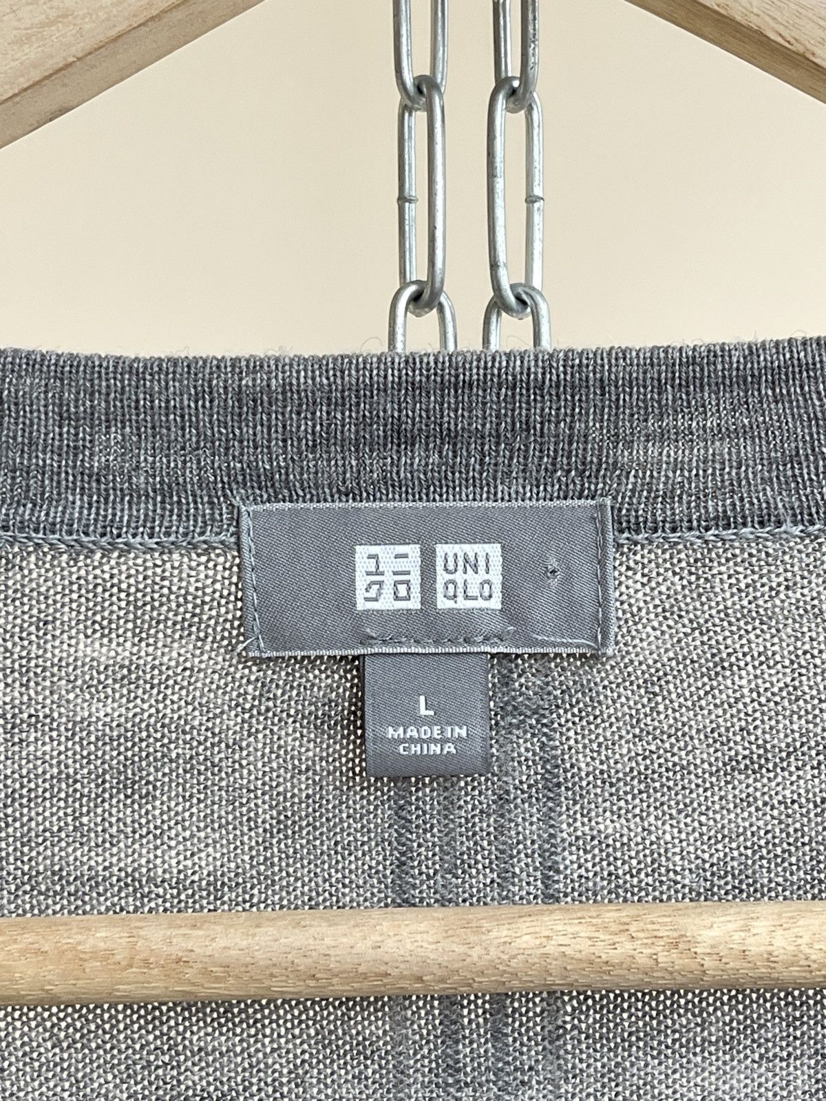 Uniqlo Uniqlo V-Neck Pure New Wool Lightweight Button-Up Cardigan Size US L / EU 52-54 / 3 - 7 Thumbnail