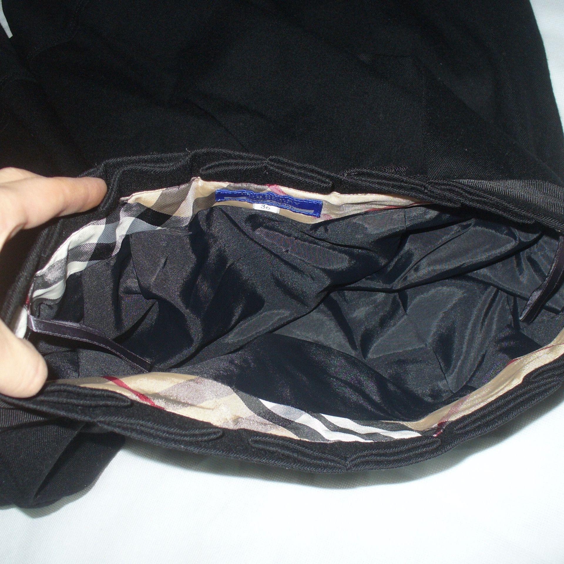 Burberry Burberry Blue Label black lowkey knee-length skirt. Size 25" / US 0 / IT 36 - 5 Thumbnail