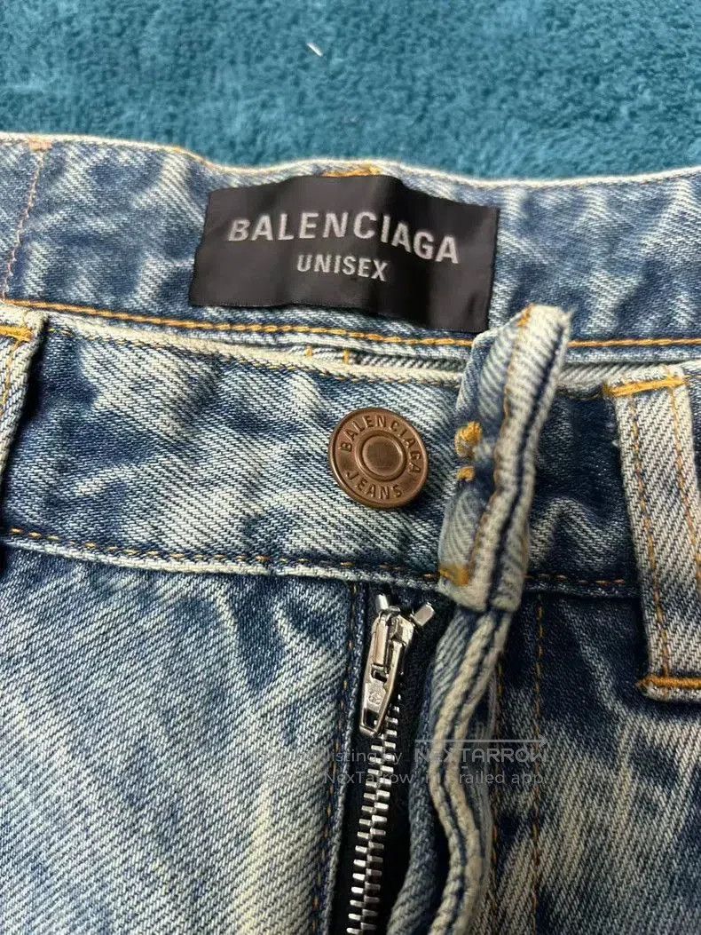 Balenciaga Balenciaga Distressed Baggy Denim Shorts. Size US 26 / EU 42 - 3 Thumbnail