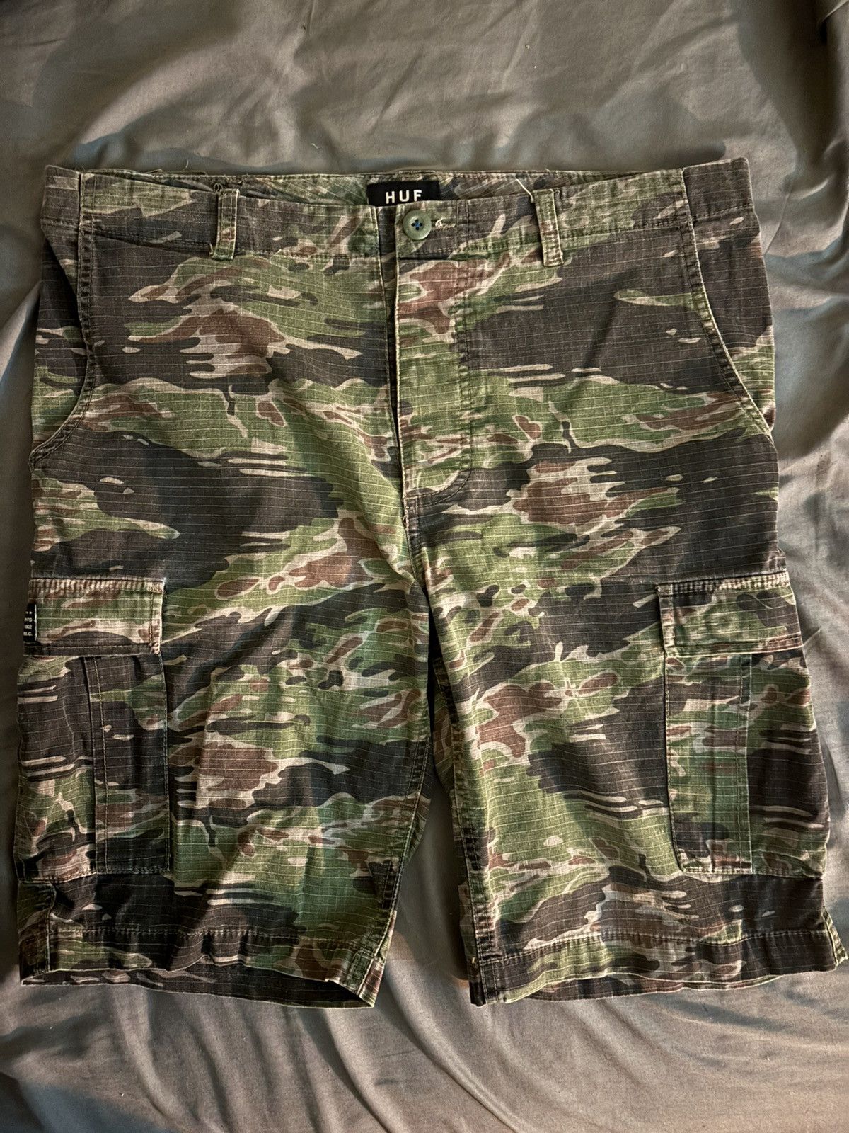 Vintage Green Camo HUF Skate Cargo Shorts Size US 32 / EU 48 - 1 Thumbnail