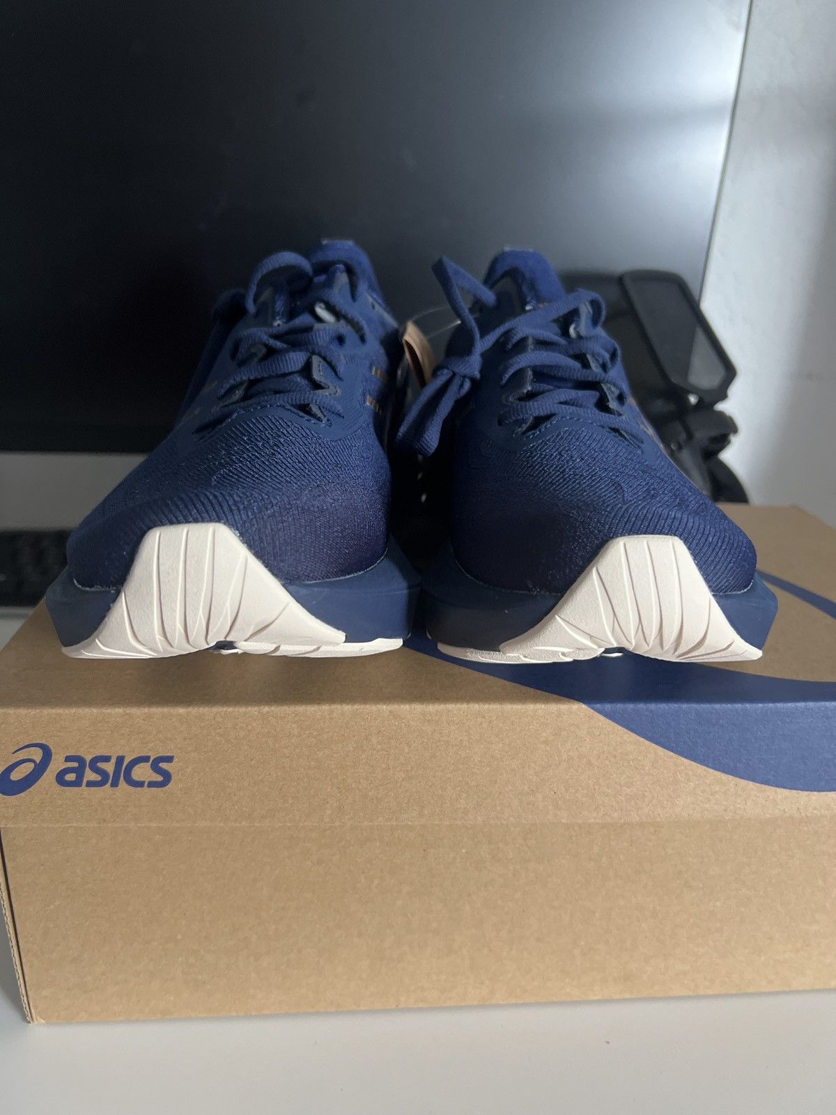 Asics Novela Blast 4 Platinum Size US 9 / EU 42 - 3 Thumbnail