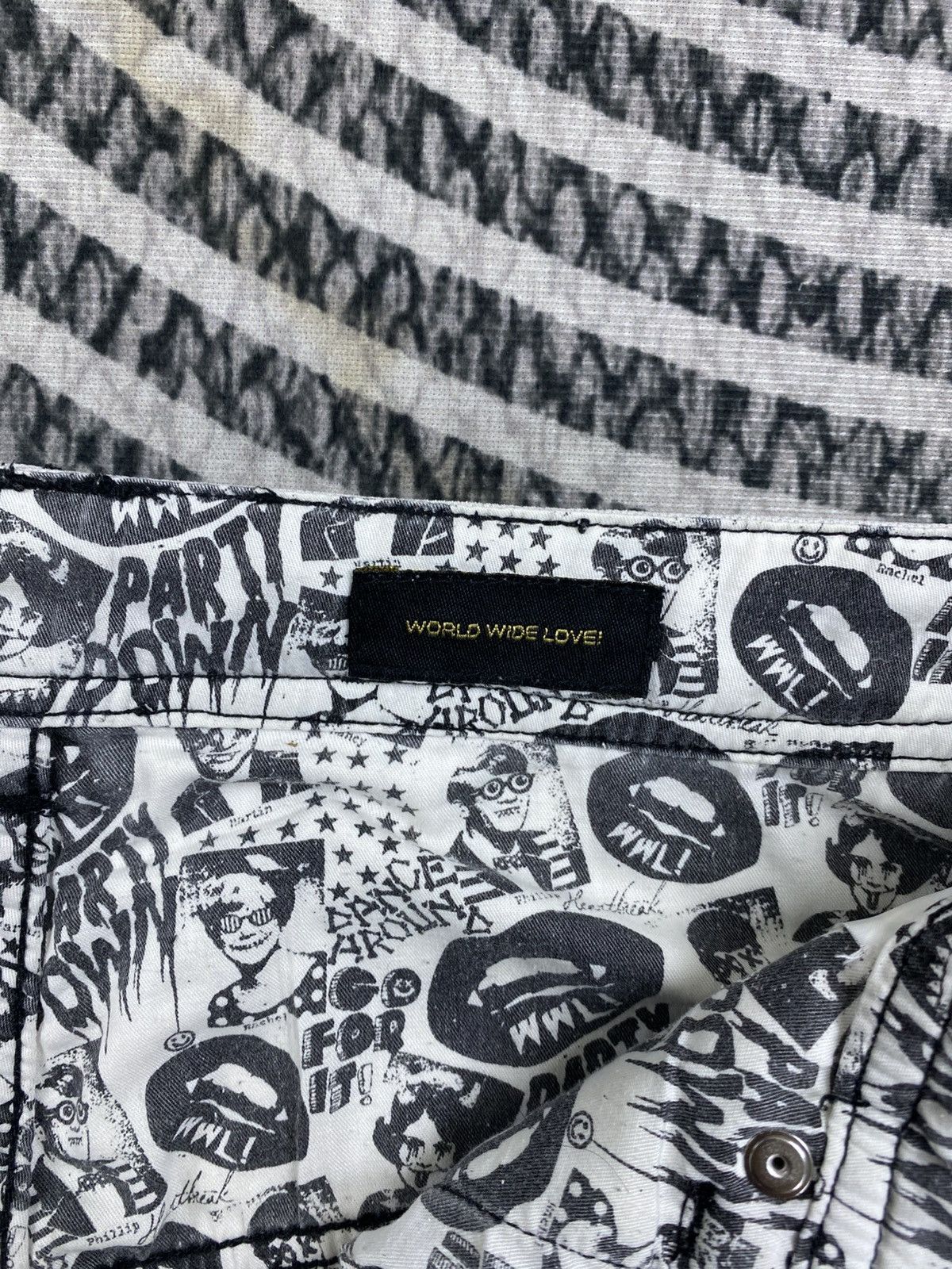 Worldwide Youth Vtg Worldwide Love Distressed Graphic Print Jeans Size US 31 - 14 Thumbnail