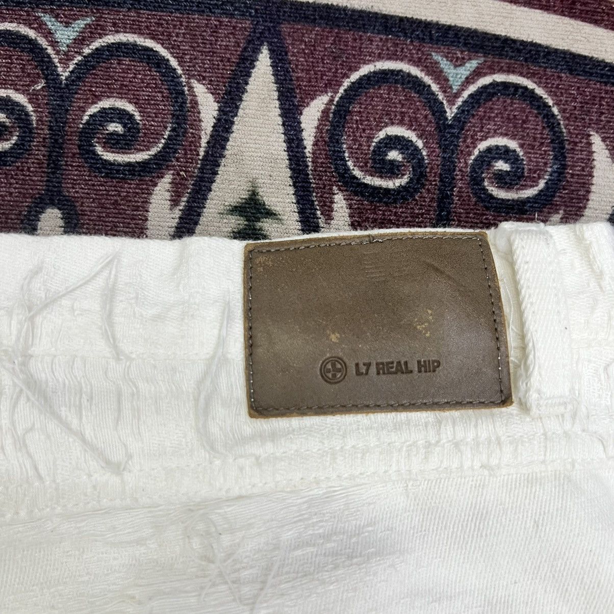 L7 Real Hip L7 REAL HIP DISTINCTIVE RIP AND REPAIR DESIGN FLARE JEANS Size US 32 / EU 48 - 13 Thumbnail