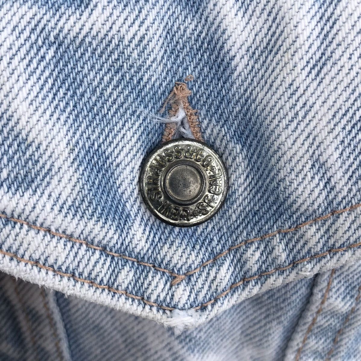 Levi's VTG Levis Light Wash Blue Denim Distressed Trucker jacket Size US M / EU 48-50 / 2 - 20 Thumbnail
