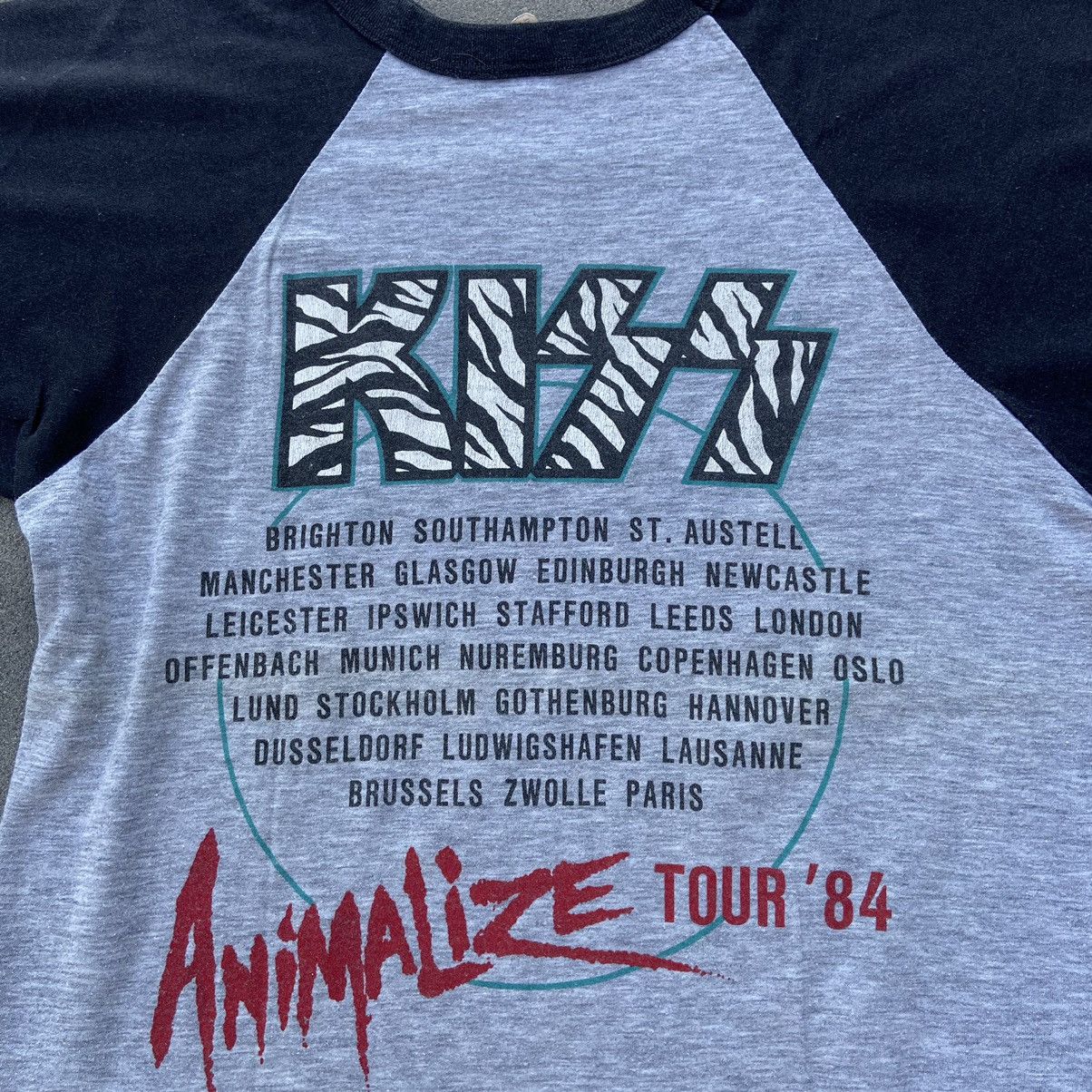 KISS × Vintage 📌 Vintage 1984 KISS Animalize Tour T-Shirt Size US L / EU 52-54 / 3 - 15 Thumbnail