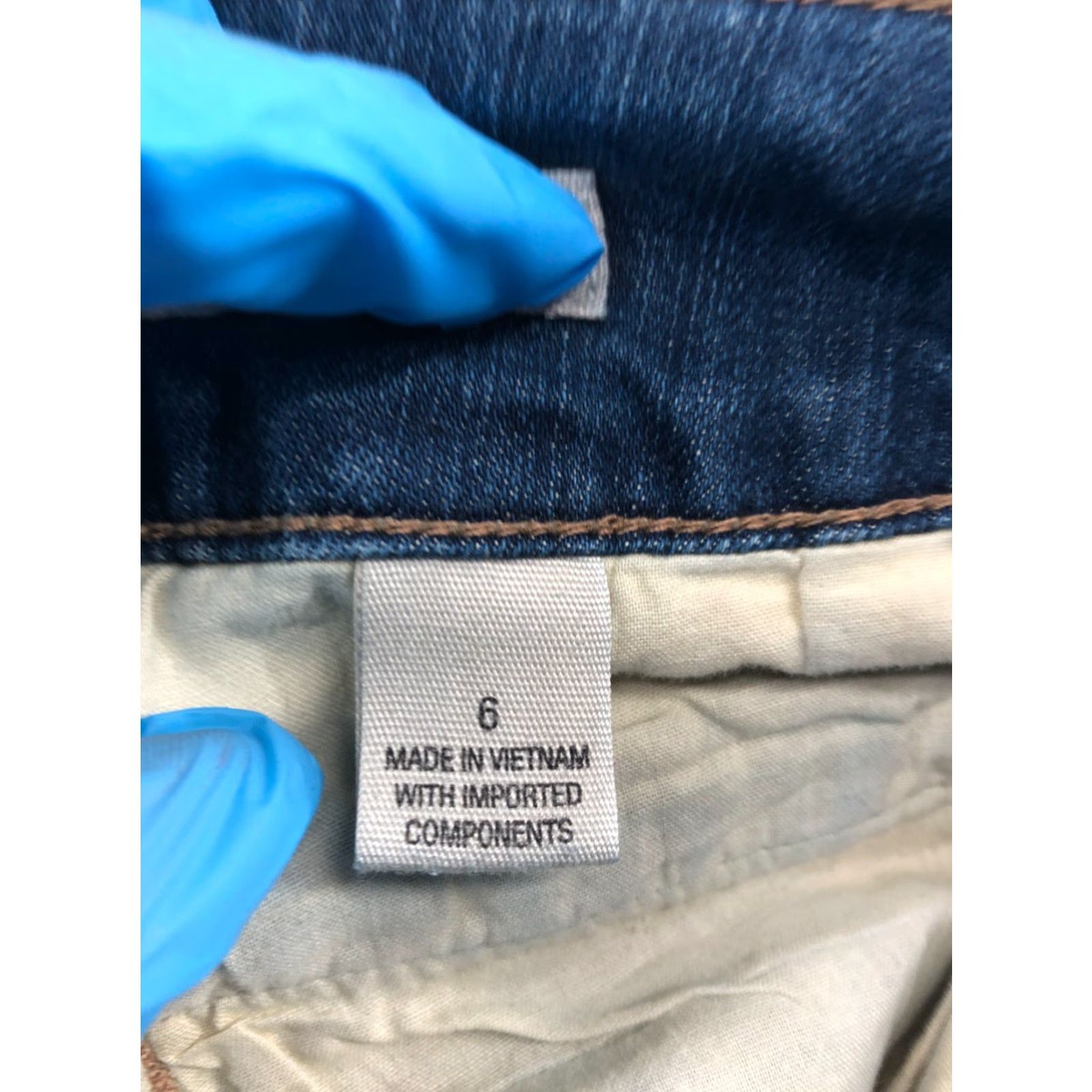 DKNY DKNY Bermuda Shorts Womens Size 6 Mid Rise Medium Wash Blue Size 28" / US 6 / IT 42 - 7 Thumbnail