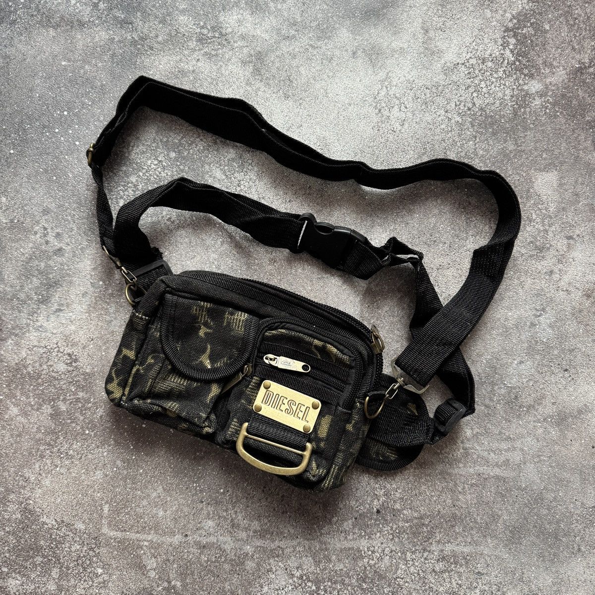 バッグ Diesel Y2K Black Leather Body Bag Sling Diesel × Japanese Brand × Streetwear Diesel sling bag Vintage Y2K