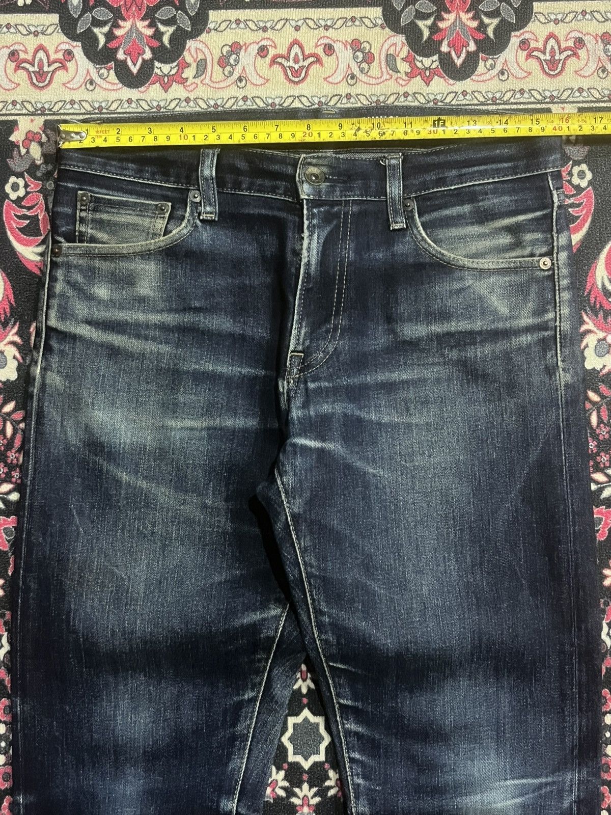Undercover × Uniqlo Uniqlo Dark Blue Faded Washed Slim Straight Selvedge Jeans Size US 30 / EU 46 - 11 Thumbnail