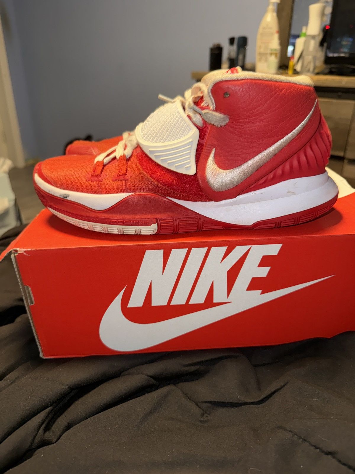Nike Kyrie 6 University Red size 8 Size US 8 / EU 41 - 7 Thumbnail