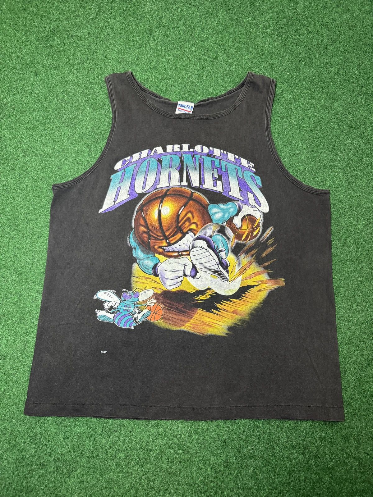 Nutmeg Vintage 90s Charlotte Hornets Nutmeg Graphic RARE Tank Top Size US L / EU 52-54 / 3 - 1 Thumbnail