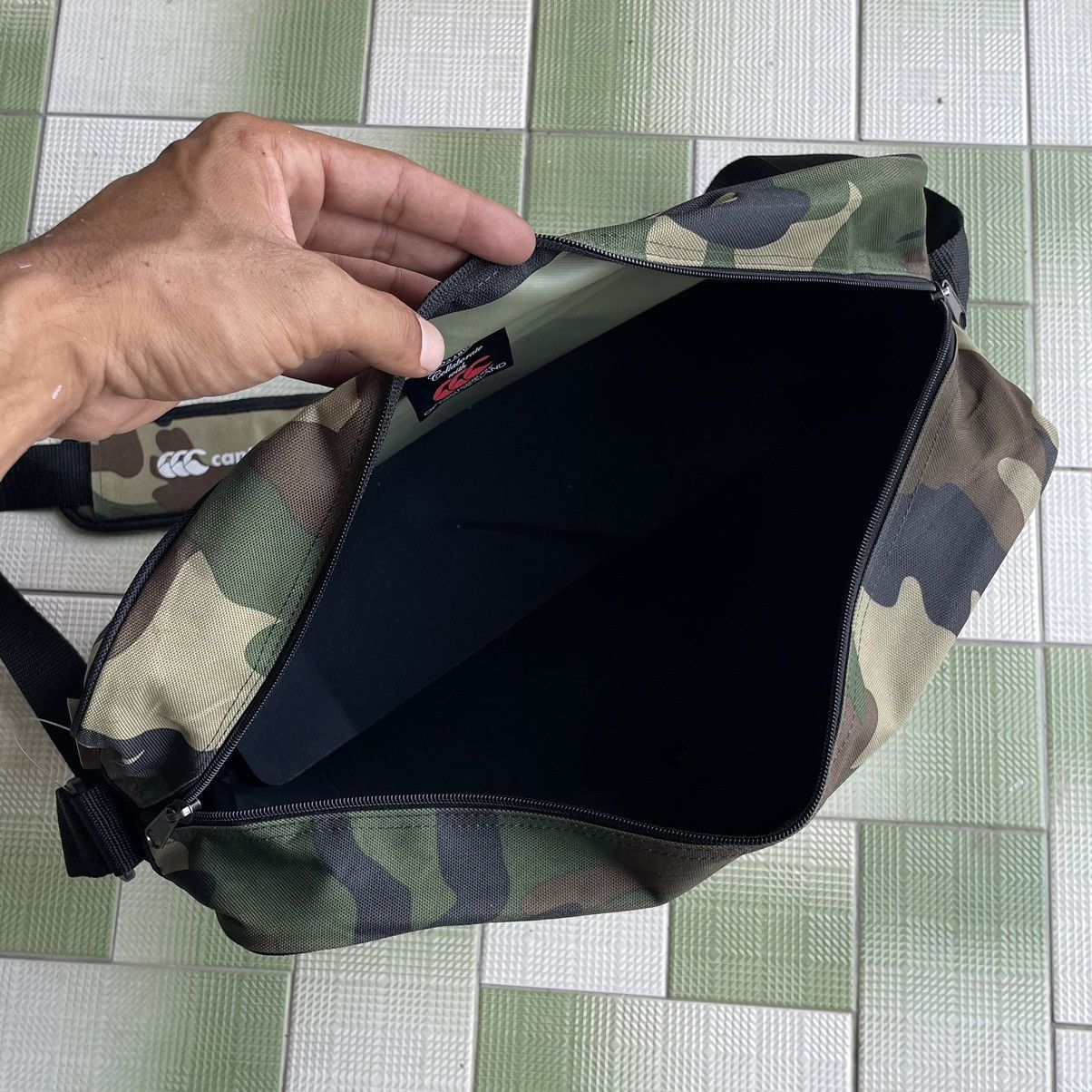 Canterbury of New Zealand ❗️ RARE Canterbury X Suntory Coffee Messenger/Gym Bag Size ONE SIZE - 8 Thumbnail