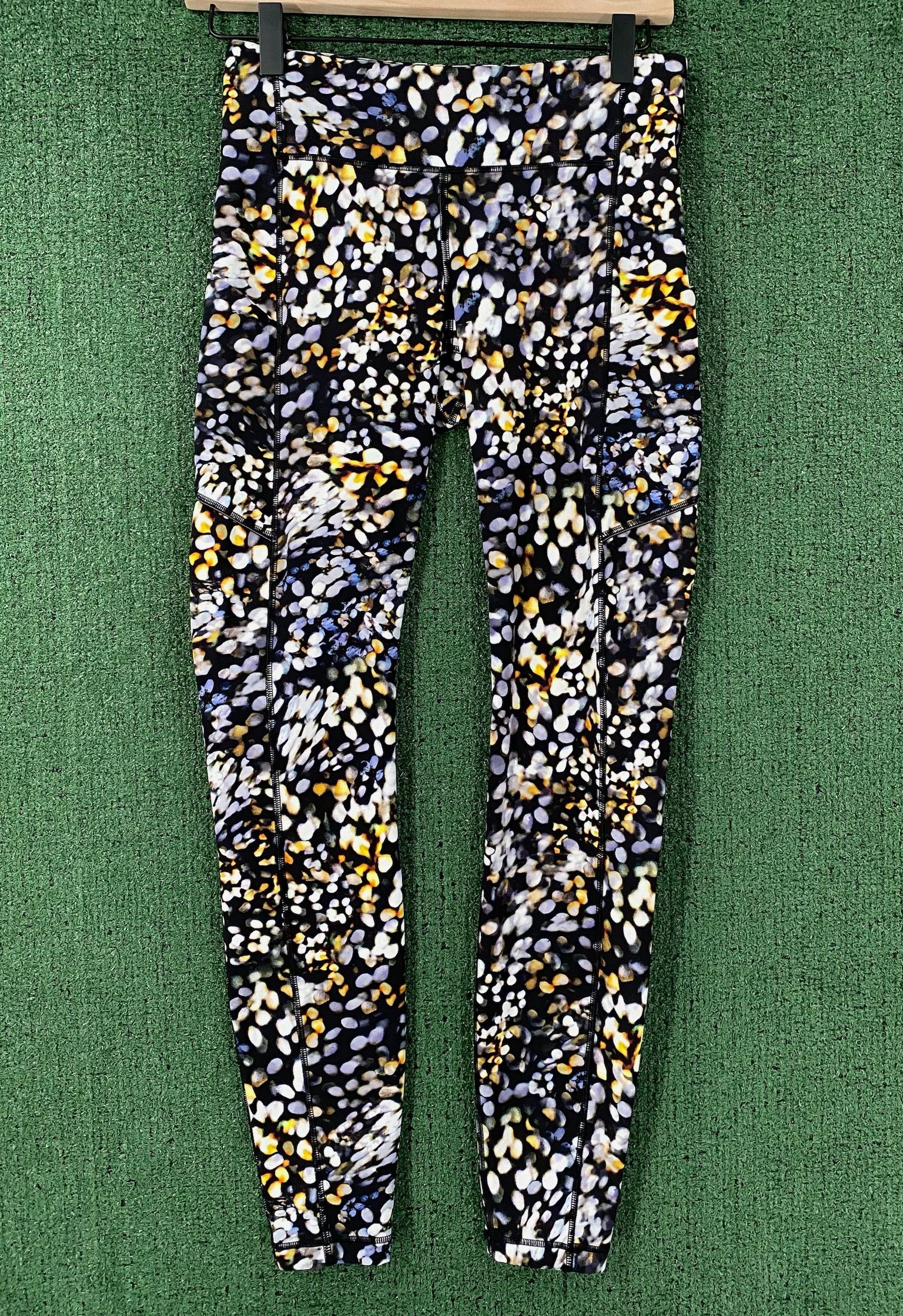 Lululemon Lululemon Speed Up Metropolis Glow Luxtreme Leggings Sz 6 Size 27" / US 4 / IT 40 - 1 Thumbnail