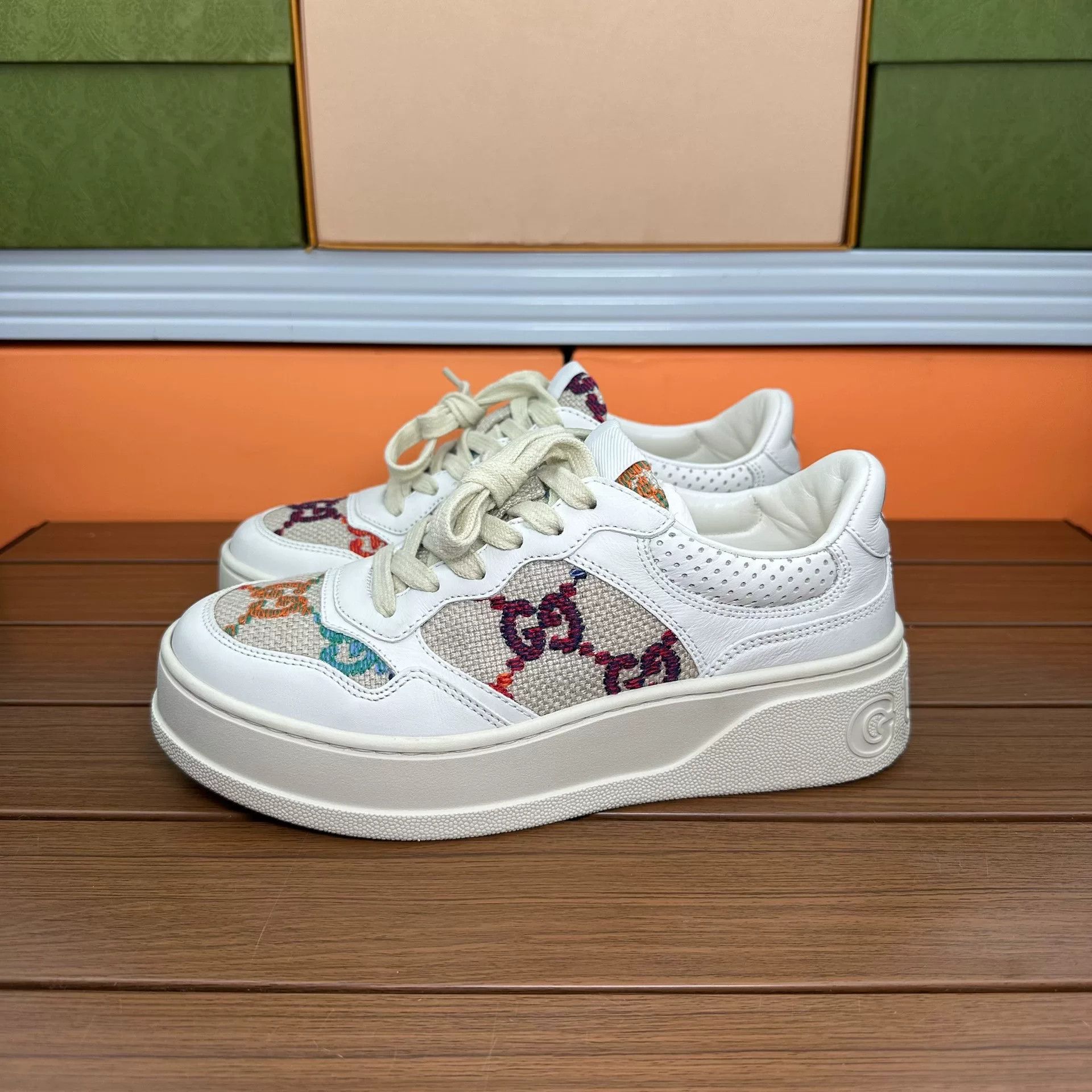 Gucci Gucci Embroidered White Lowtop Sneakers it_37 Women Size US 7 / IT 37 - 1 Thumbnail