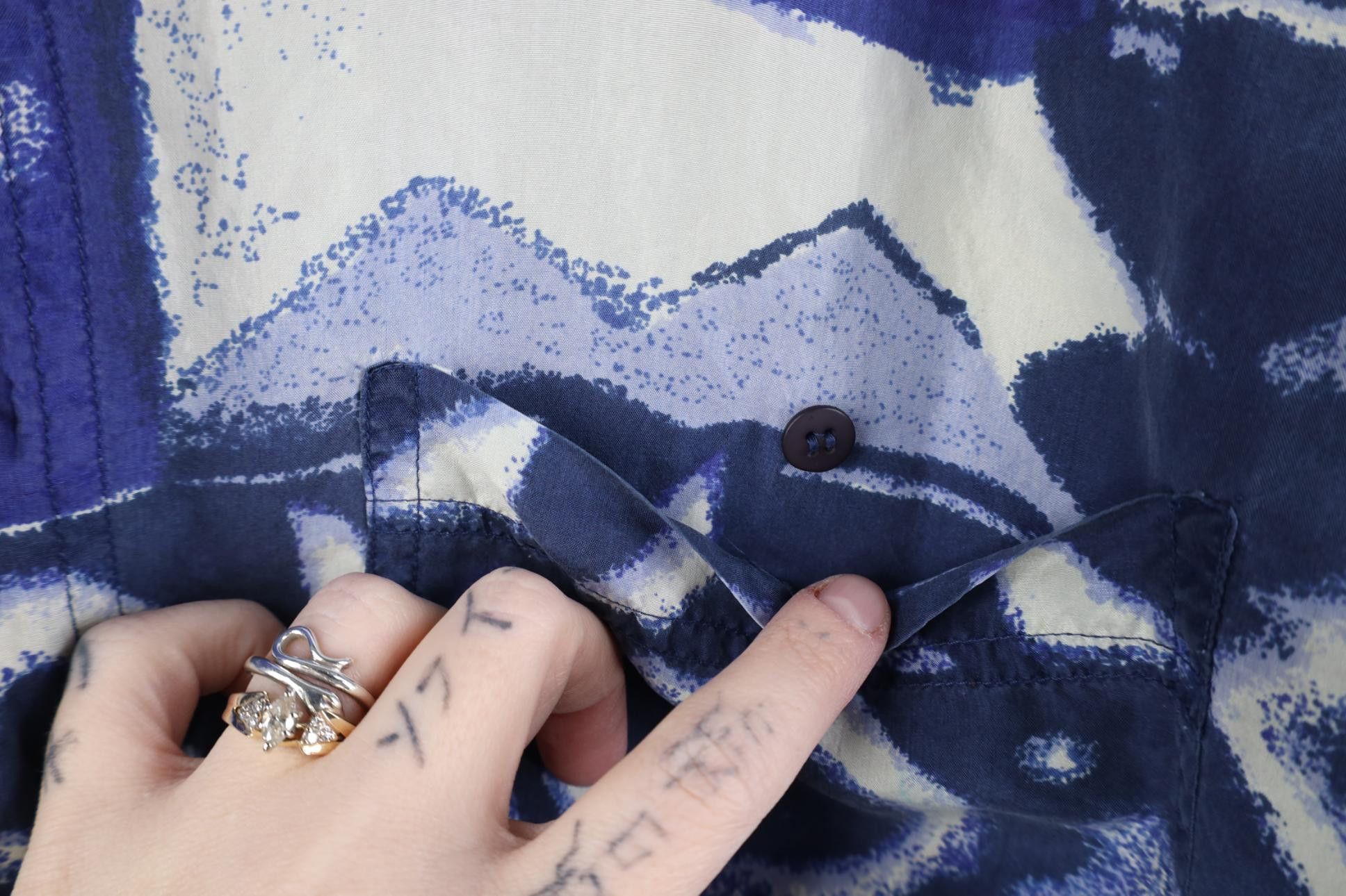 Vintage Vintage 90s Streetwear Silk Long Sleeve Collared Shirt Size US L / EU 52-54 / 3 - 7 Thumbnail