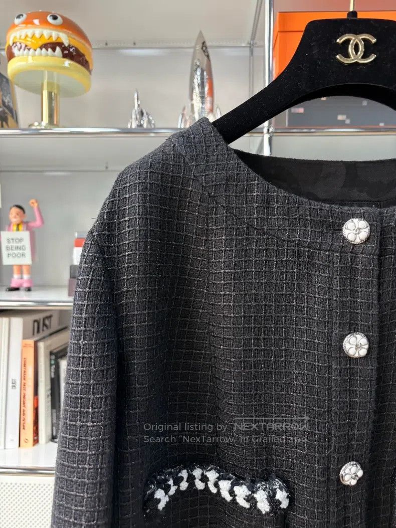 Chanel Chanel 24p black rolled-edged camelia classic small black Size L / US 10 / IT 46 - 2 Thumbnail