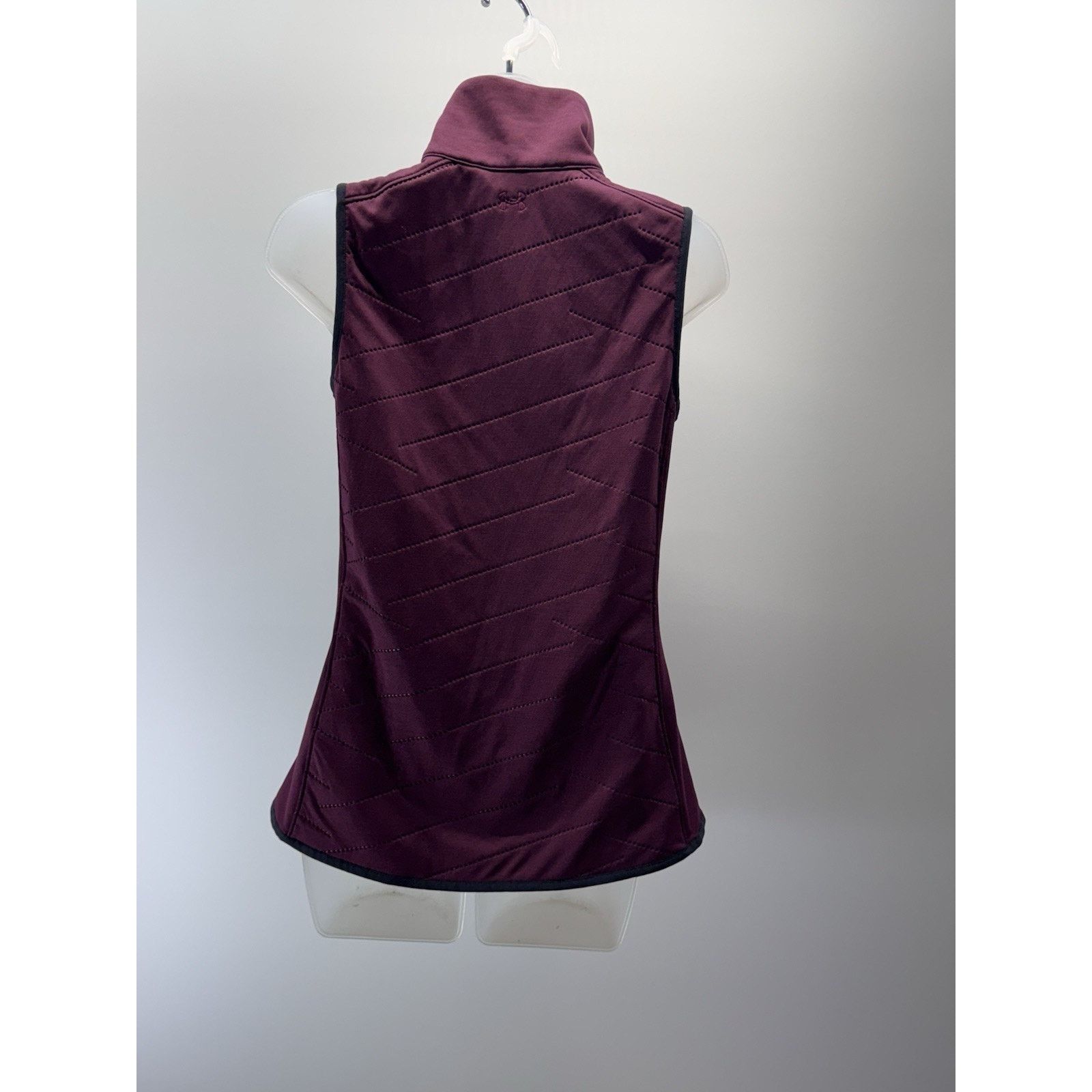 Under Armour Under Armour Cold Gear Womens XS Semi Fitted Maroon Vest EUC Size XS / US 0-2 / IT 36-38 - 4 Thumbnail