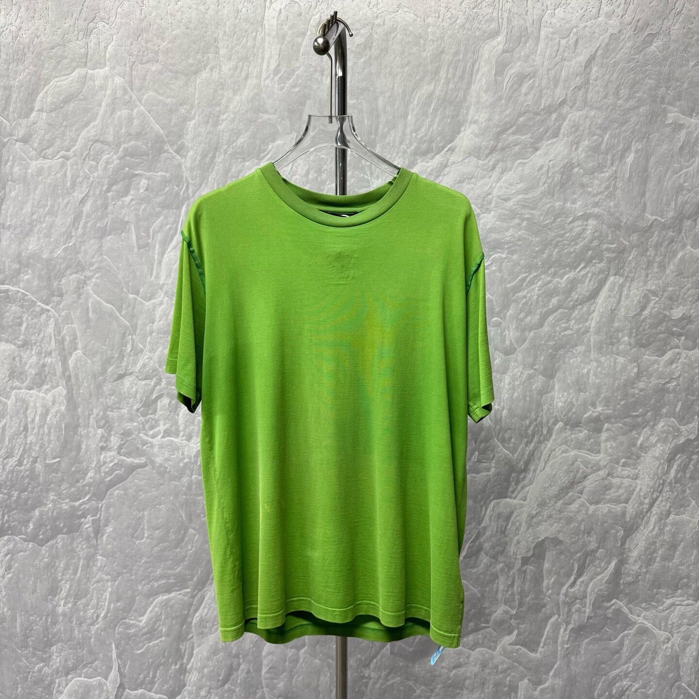 Louis Vuitton louis vuitton green embossed logo short sleeve tee Size US XL / EU 56 / 4 - 1 Thumbnail