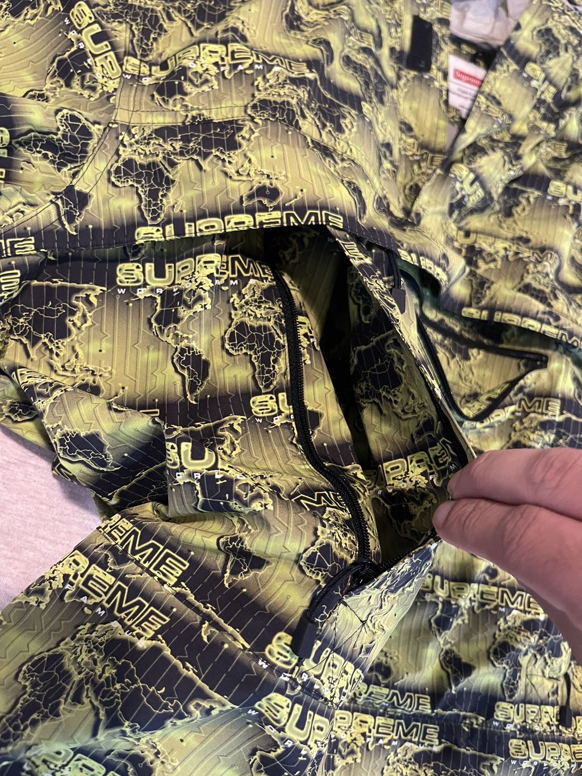 Supreme Supreme ‘World Famous’ Taped Seam Pullover Size US M / EU 48-50 / 2 - 5 Thumbnail