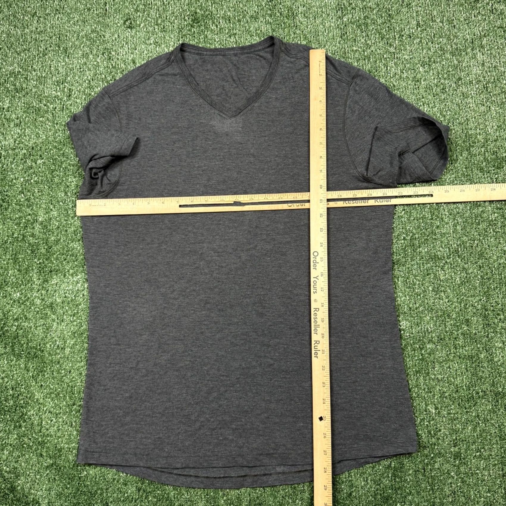Lululemon Lululemon T Shirt Men's L Gray Short Sleeve V Neck Performance Lightweight Shirt Size US L / EU 52-54 / 3 - 5 Thumbnail