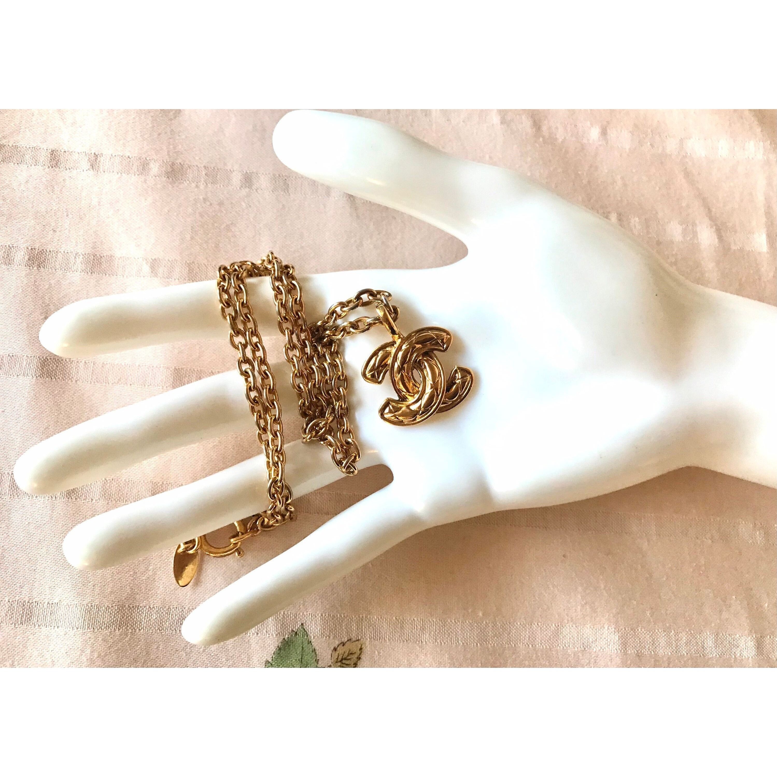 Vintage CHANEL classic chain necklace with mini matelasse CC