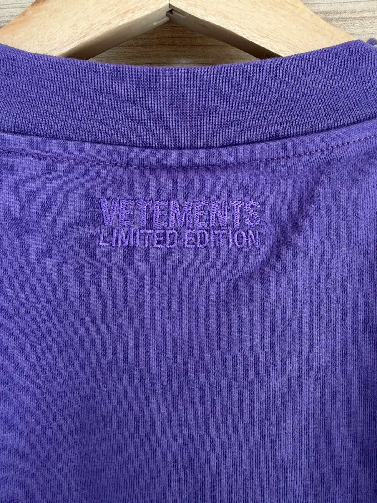 Vetements Vetements Logo T-shirt Purple Size US XS / EU 42 / 0 - 3 Thumbnail