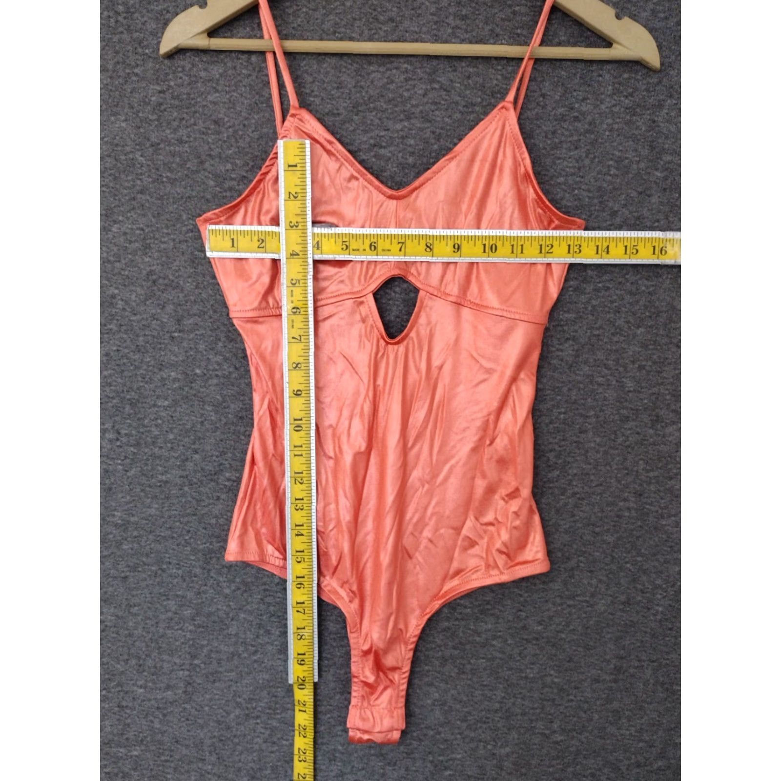 Vintage Codigo Women's One Piece Peach Keyhole Spaghetti Strap Swimsuit M size - One Piece Beachwear, Regular, Peach, Polyester Spandex, Hand Wash Only, NIKE Size ONE SIZE - 5 Thumbnail