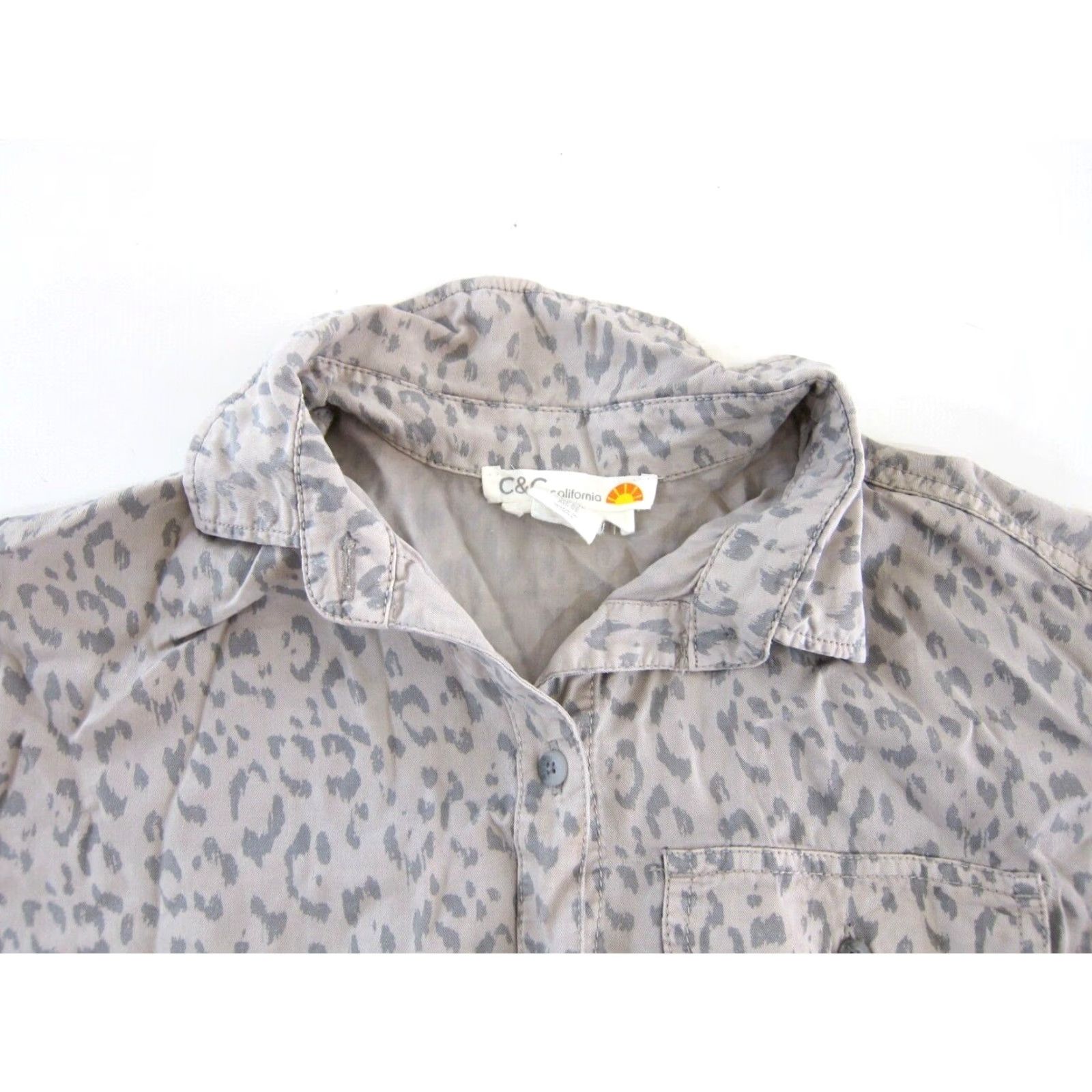 Vintage C&C California Blouse XS Short Sleeve Button Down Cap Grey Leopard Print 100% Rayon Women Size XS / US 0-2 / IT 36-38 - 4 Thumbnail