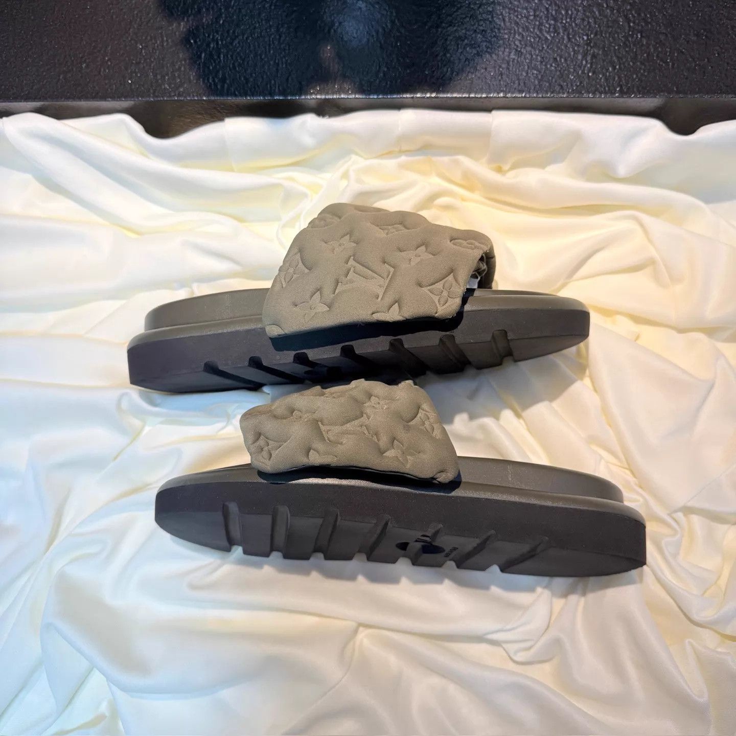 Louis Vuitton LV Dark Green Print Velcro Mules Women's 36 99 New Size US 5.5 / IT 35.5 - 5 Thumbnail