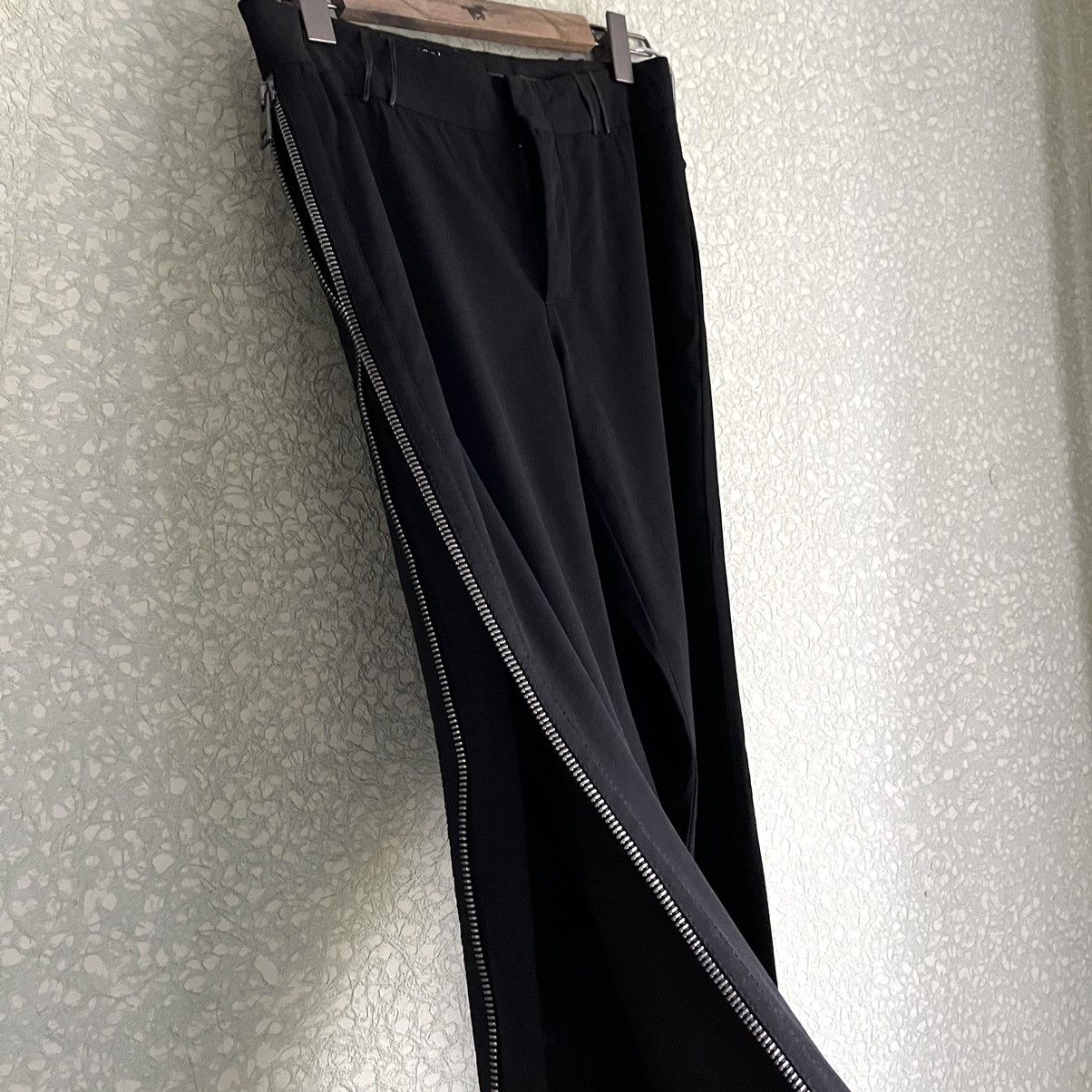 Gucci × Tom Ford AW01 Asymmetric Side Zip Trousers Size 26" / US 2 / IT 38 - 1 Thumbnail
