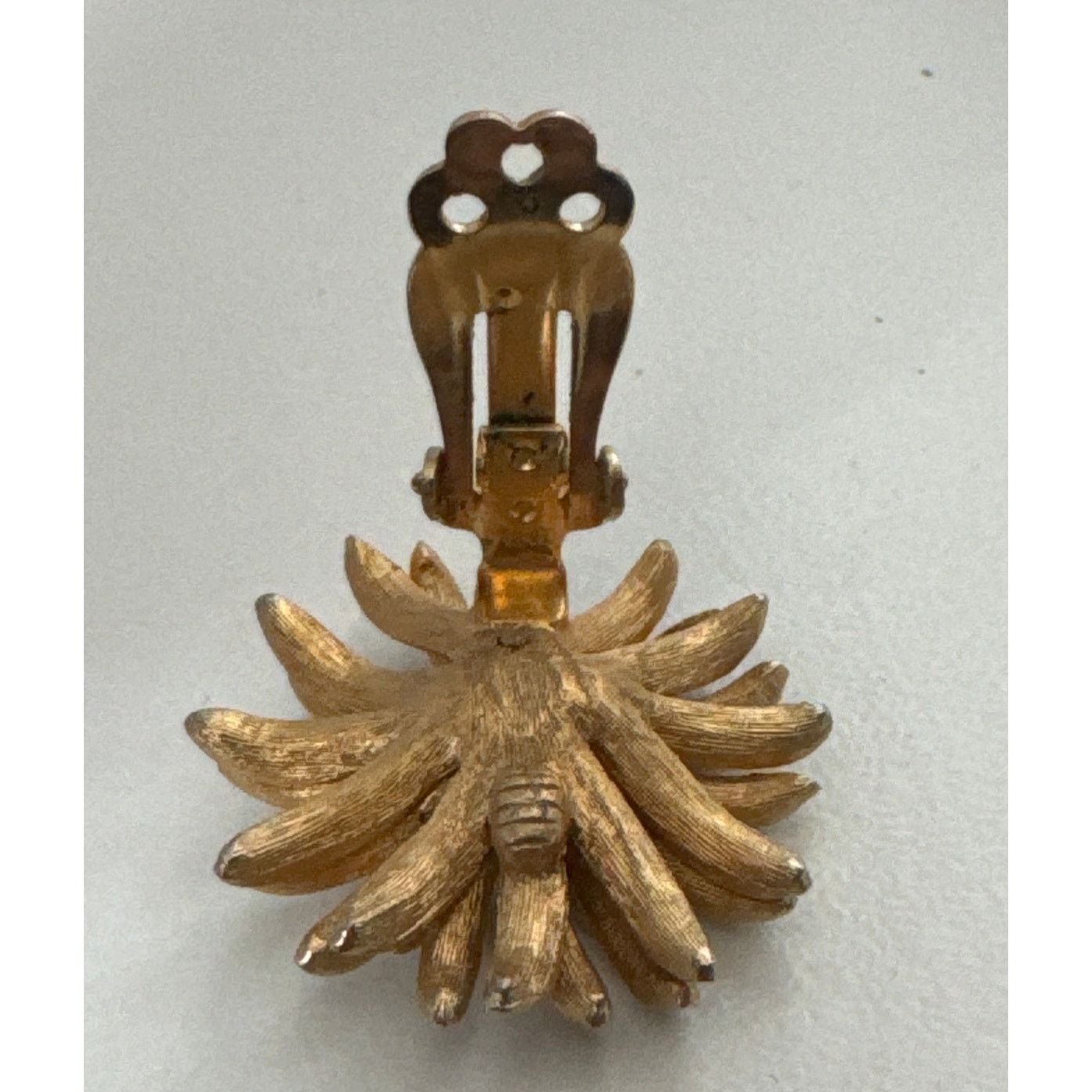 Vintage Mid century vintage gold tone flower clip on earings Size ONE SIZE - 6 Thumbnail