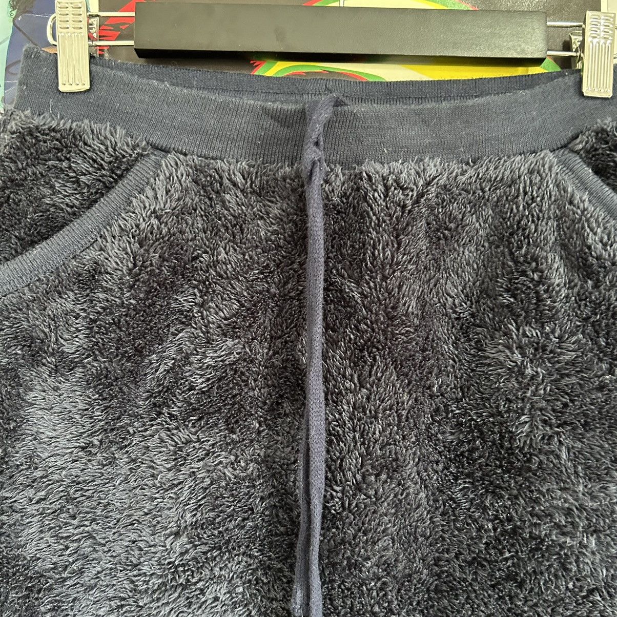 Uniqlo Vintage Uniqlo Furry Fleece Mini Skirt Size 27" / US 4 / IT 40 - 2 Thumbnail