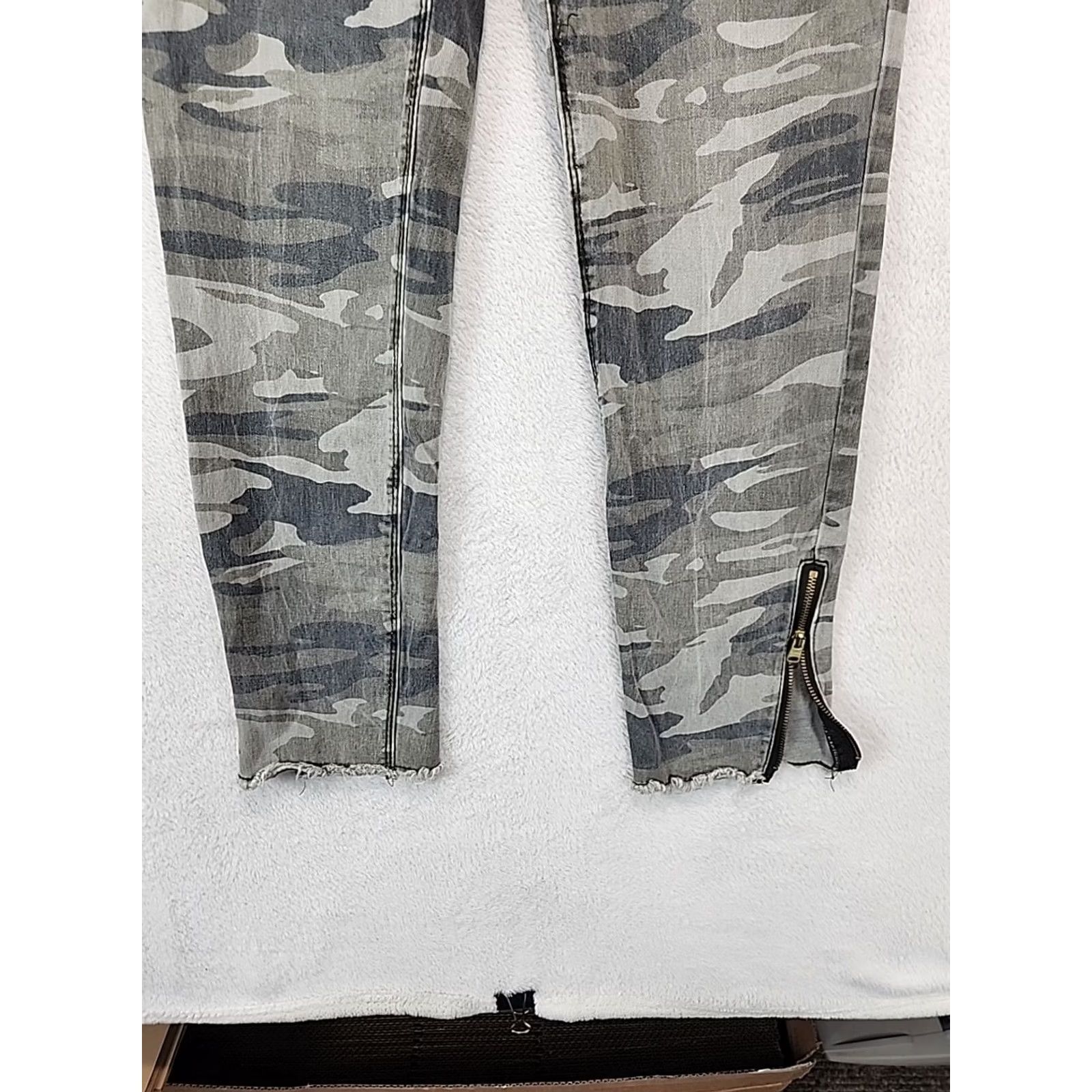 Express Express Womens 6R Camo Stretch Ankle Mid Rise Leggings Zipper Ankle Raw Hem Shirt Pants Womens Grunge Multicolor Casual Size 28" / US 6 / IT 42 - 5 Thumbnail