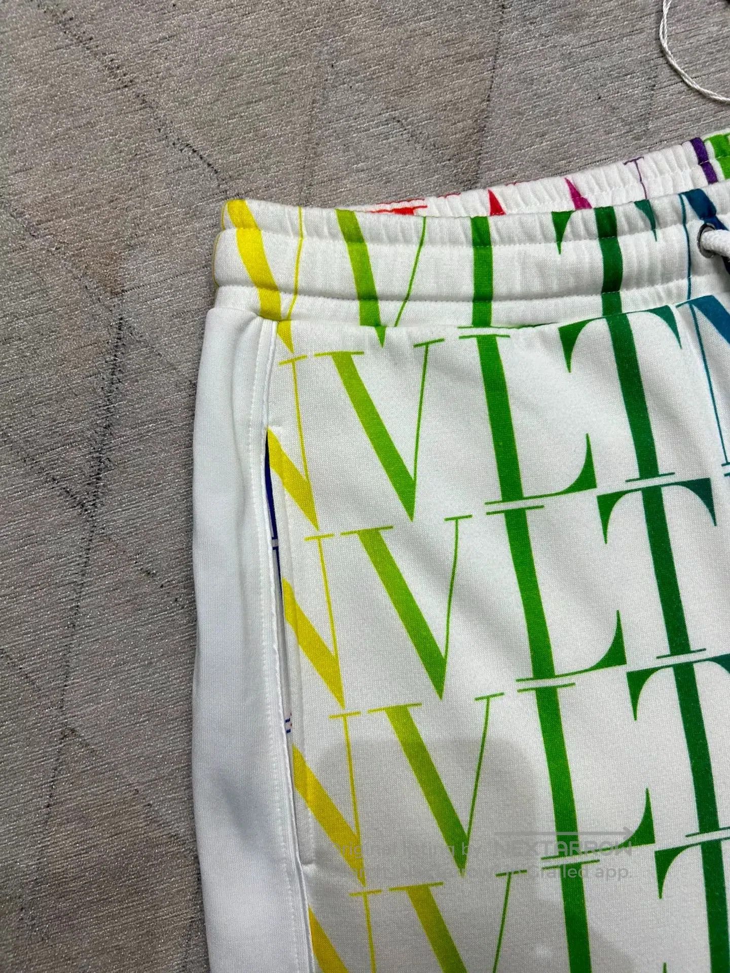 Valentino Valentino 22SS Logo Print Shorts. Size US 26 / EU 42 - 2 Thumbnail