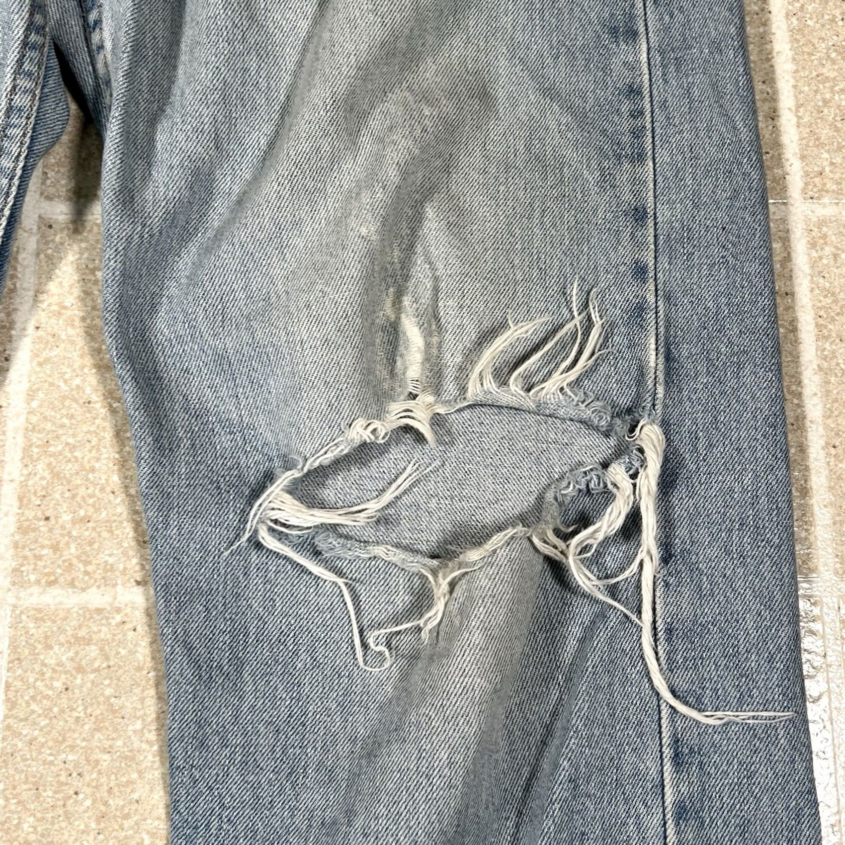 Levi's VINTAGE Levi's 505 Jeans Blue Denim Light Distressed 36x30 Straight Men Size US 36 / EU 52 - 2 Thumbnail