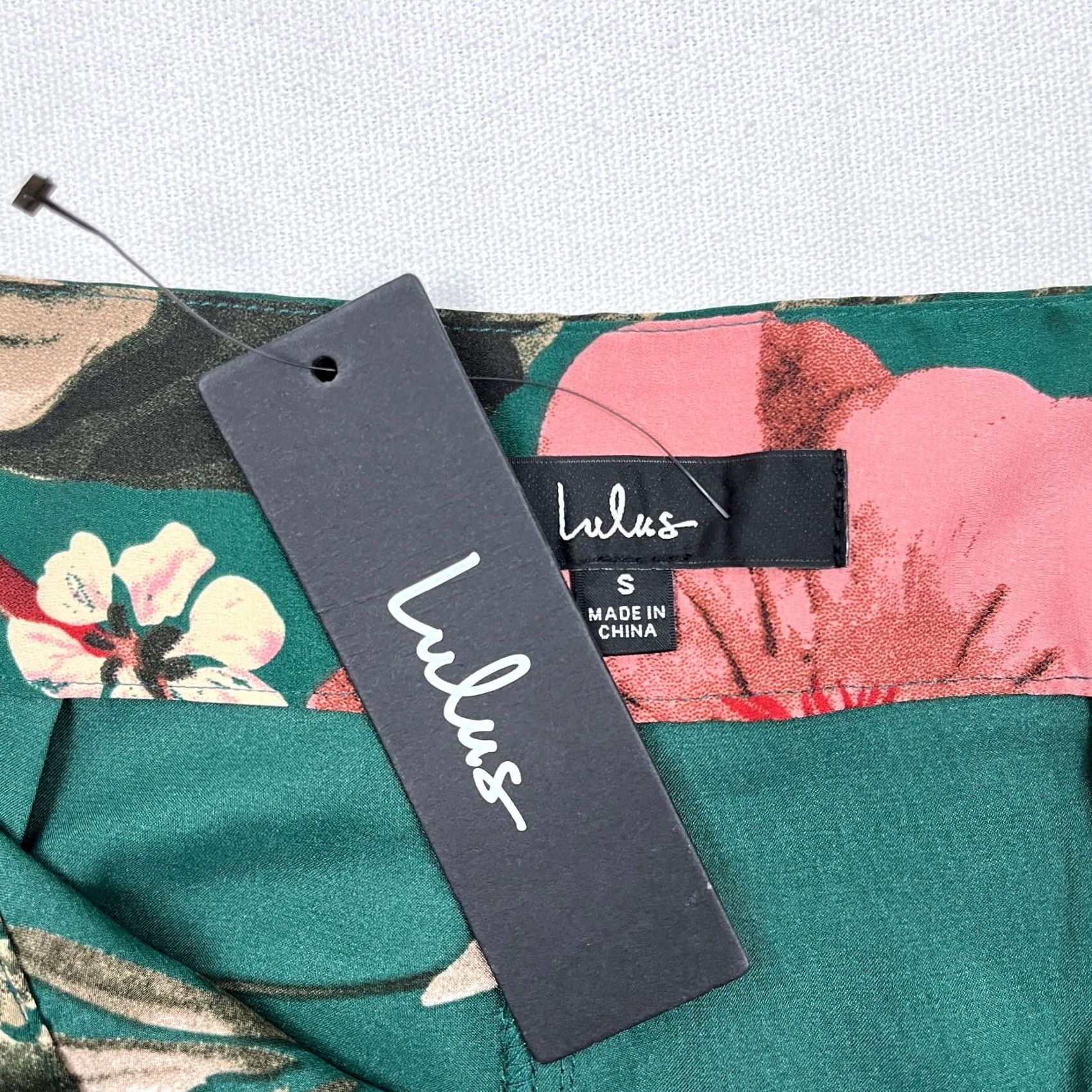 Lulus Lulu's Pants Womens S Wide Leg Satin Green Floral Boho Travel Casual Vacation Wide Leg - Pants Womens S Green Floral Satin Wide Leg Lulus Size 28" / US 6 / IT 42 - 2 Thumbnail
