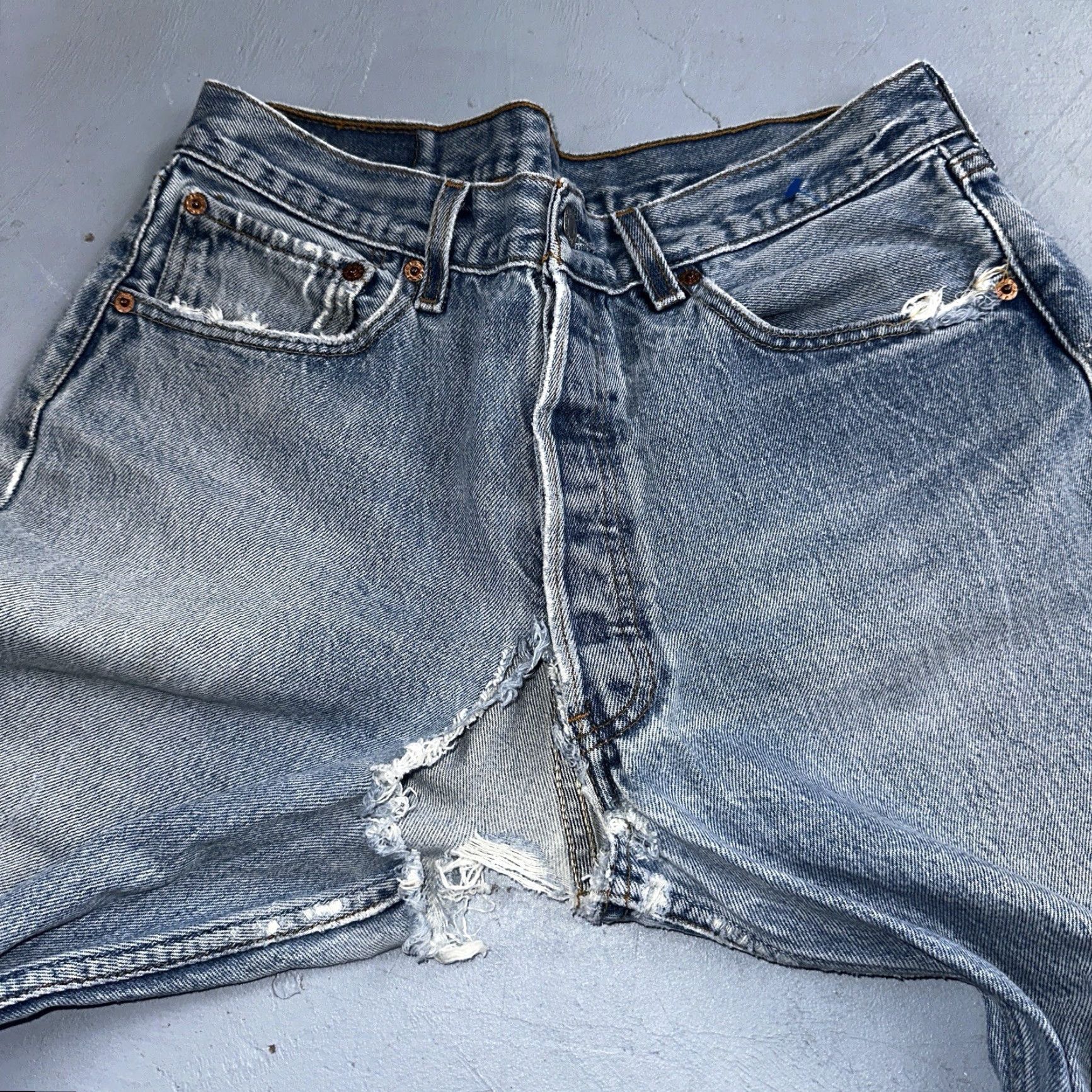 Levi's VINTAGE Levi's 501 Jeans Men 34x36 90s Light Wash Straight Denim Cotton Blue 501 Series Relaxed Classic MENS Size US 34 / EU 50 - 7 Thumbnail
