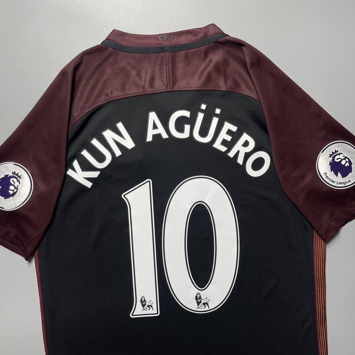 Vintage MAN CITY NIKE 2016/2017 FOOTBALL AWAY JERSEY #10 AGUERO Size US M / EU 48-50 / 2 - 9 Thumbnail