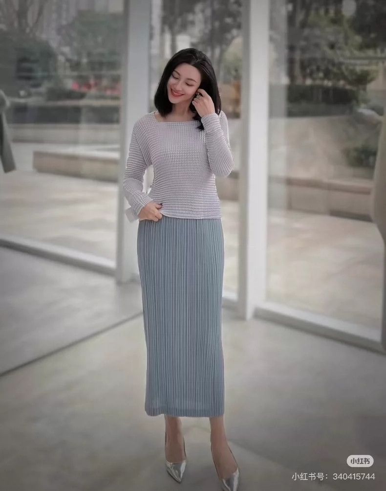 Issey Miyake size:2 Light grey pleated skirt