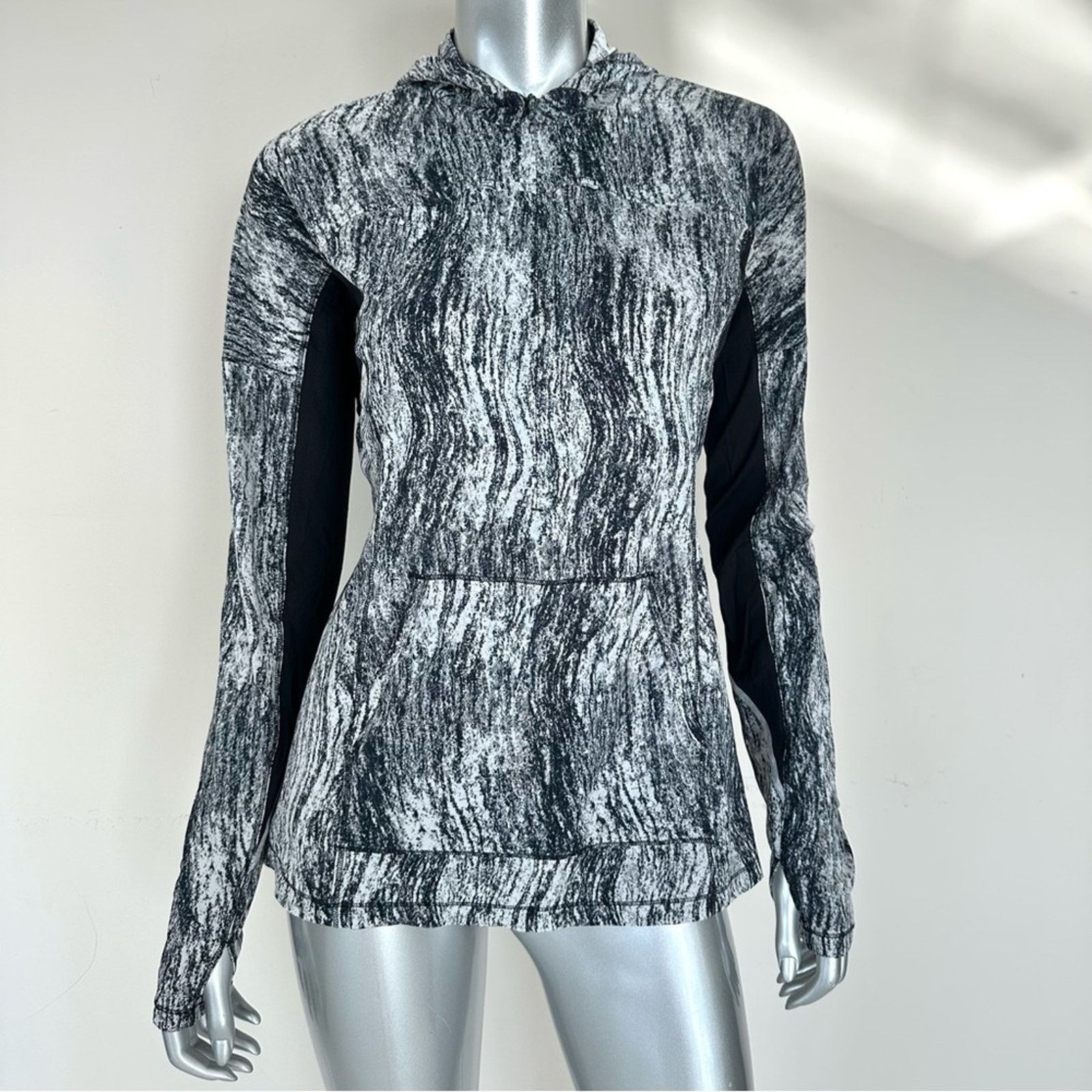 Lululemon Lululemon Athletica women long sleeve top size 6 Size M / US 6-8 / IT 42-44 - 1 Thumbnail