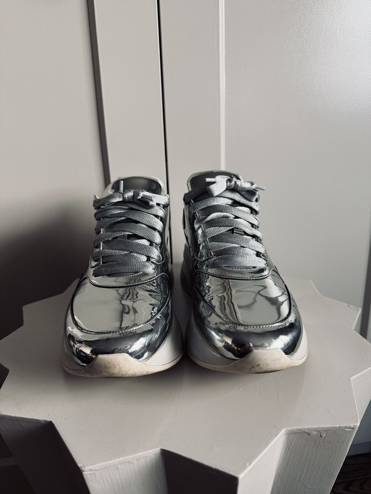 Alexander McQueen Alexander McQueen Silver Oversized Runner Size US 10 / EU 43 - 2 Thumbnail