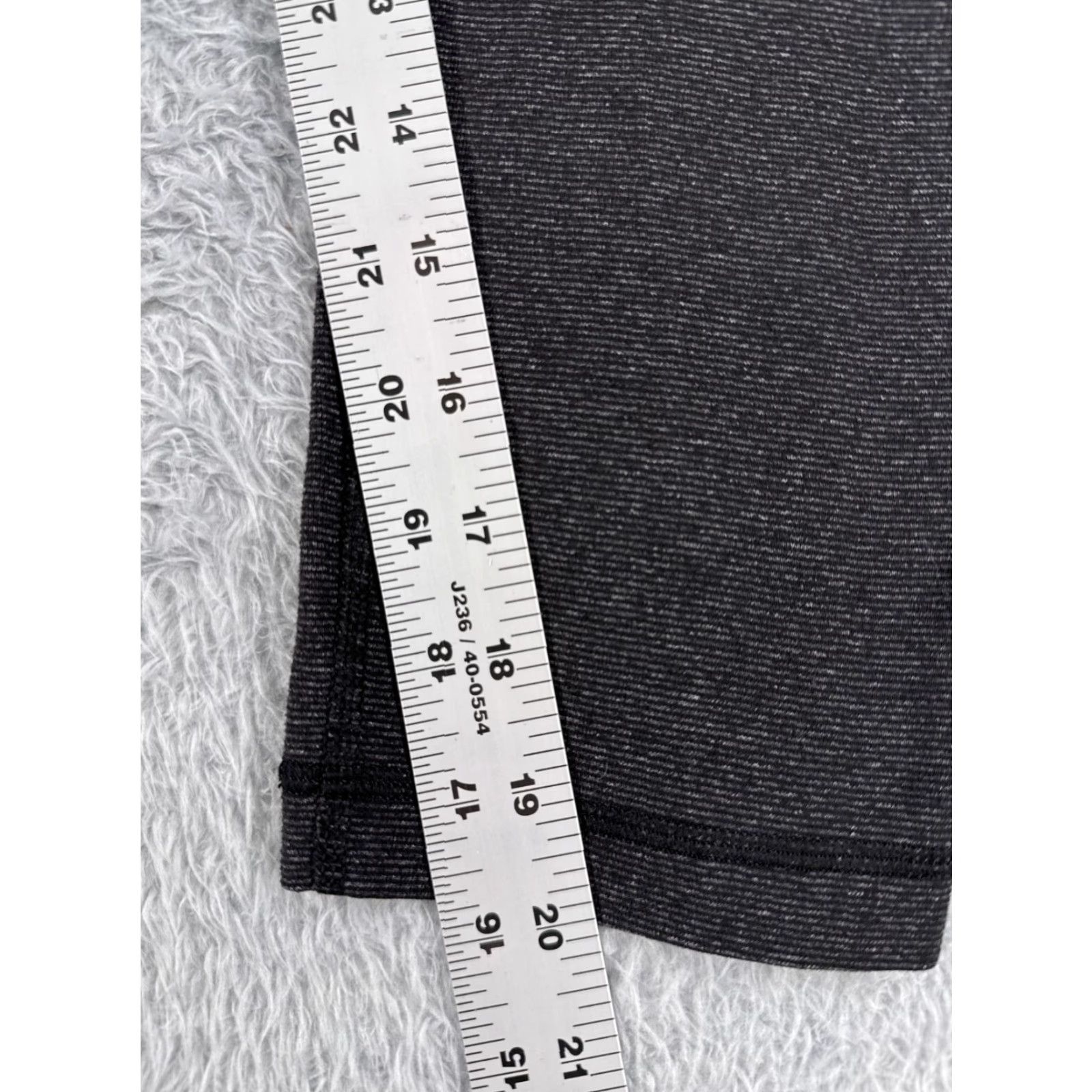 Lululemon Lululemon Wunder Under Pants Womens 4 Gray Cropped 21" Inseam Yoga Activewear Pockets Zip Pocket Low Rise Size 27" / US 4 / IT 40 - 6 Thumbnail