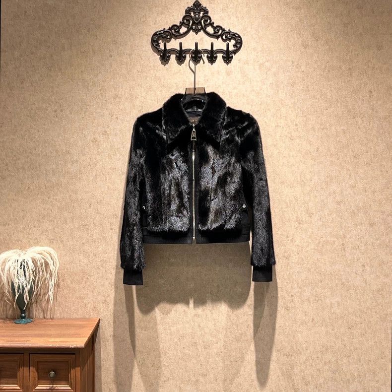 Louis Vuitton Louis Vuitton Black mink fur jacket Size XS / US 0-2 / IT 36-38 - 1 Thumbnail