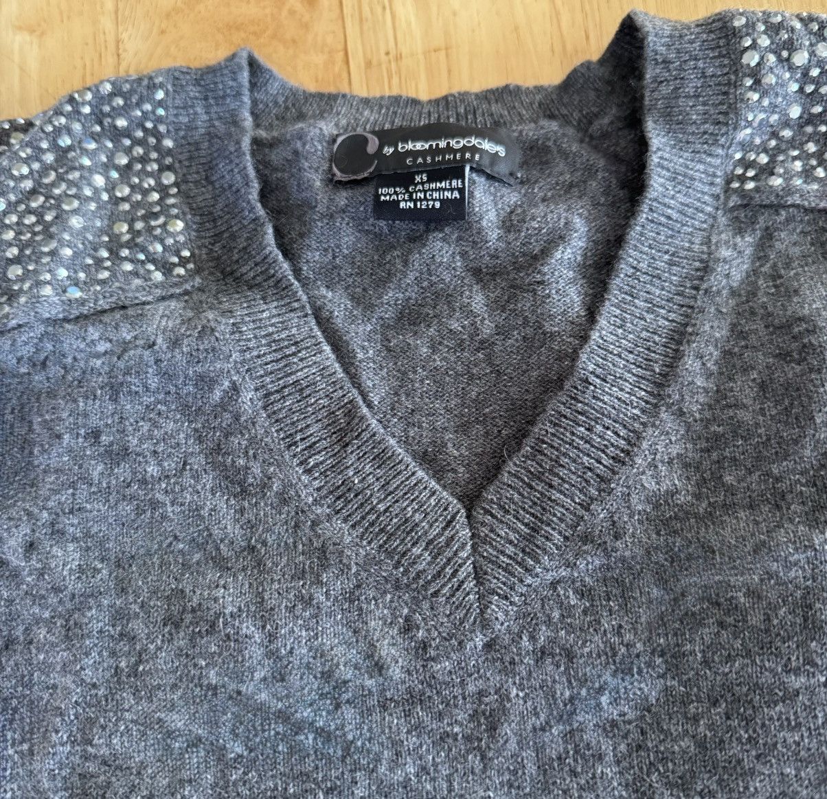 Bloomingdale's Bloomingdale's 100% Cashmere Embellished Shoulders Sweater Size XS / US 0-2 / IT 36-38 - 6 Thumbnail