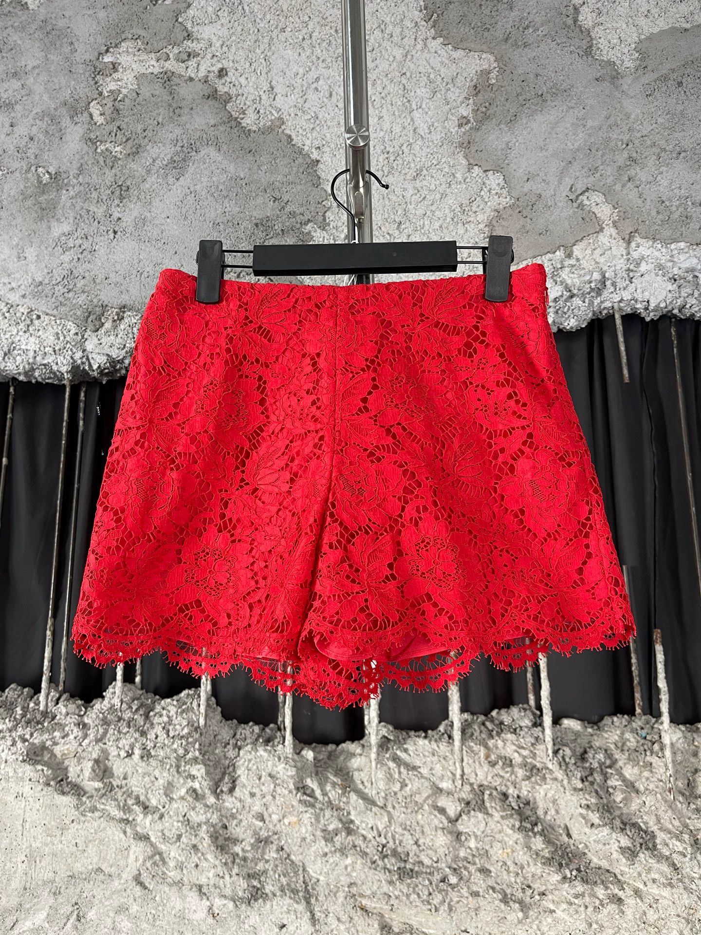 Valentino Valentino Women's Lace Shorts 40 New Size 27" / US 4 / IT 40 - 2 Thumbnail