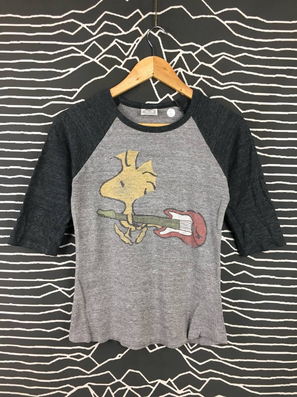 Cartoon Network Peanuts Woodstock Peace Love & Rock N Roll Raglan Tee Size S / US 4 / IT 40 - 2 Thumbnail