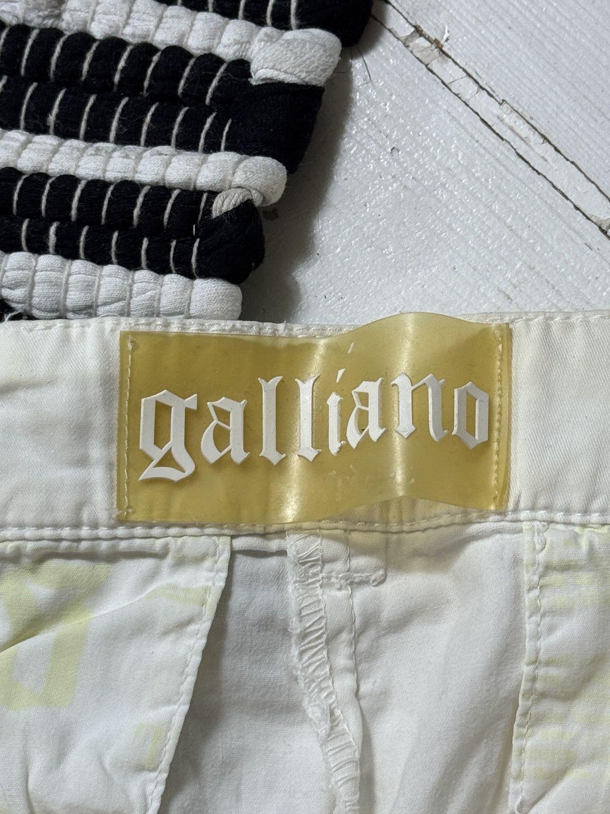 John Galliano VINTAGE GALLIANO 2000s WHITE MINI SHORTS Size 27" / US 4 / IT 40 - 6 Thumbnail