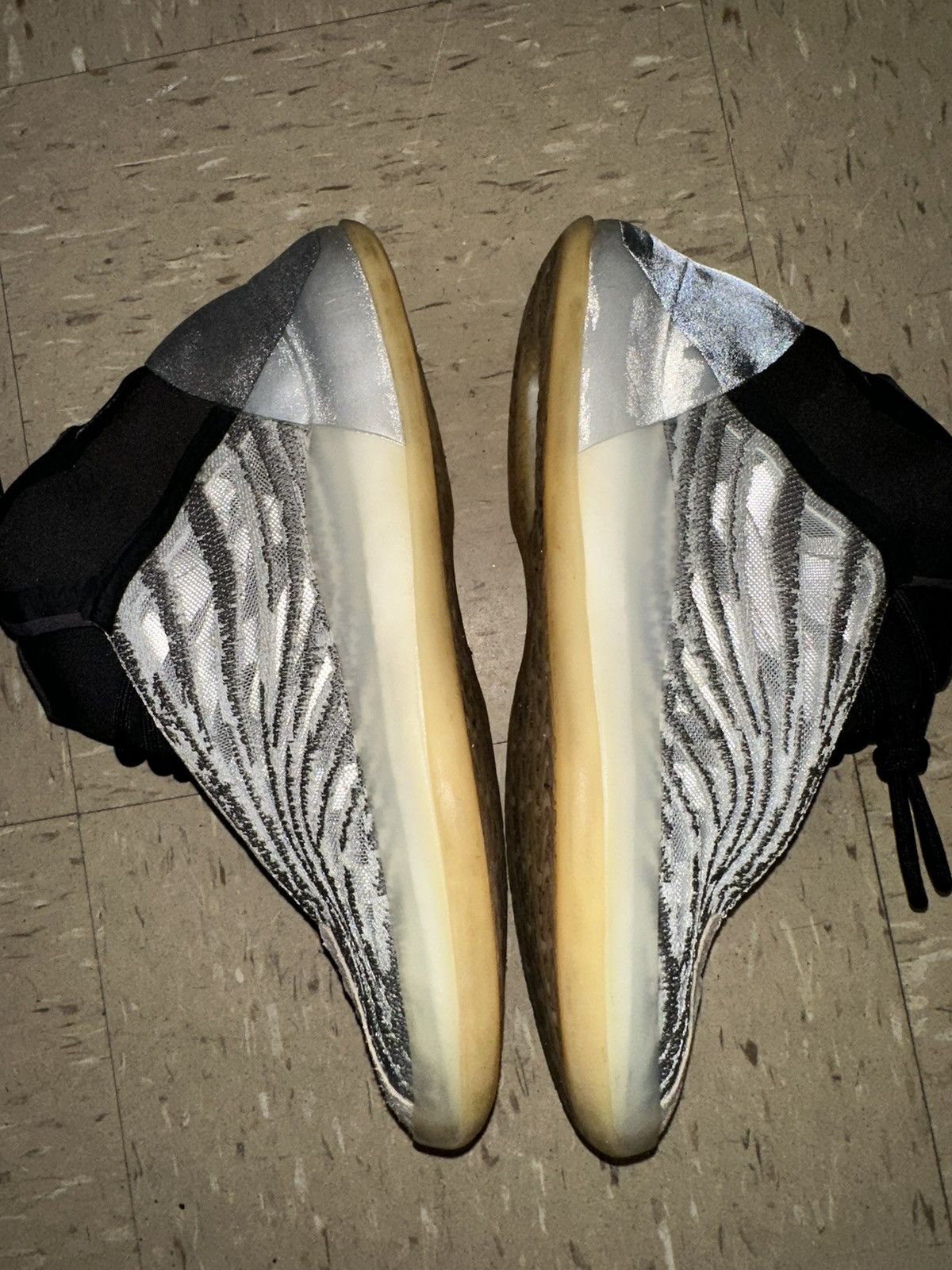 Adidas Yeezy Quantum Size US 9 / EU 42 - 4 Thumbnail