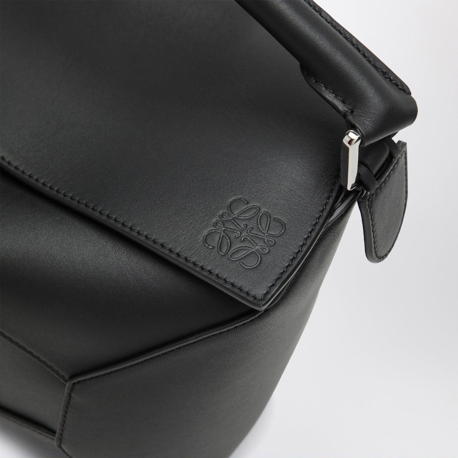 Loewe LOEWE $4100 Medium Puzzle Edge Black Calfskin Shoulder Bag N Size ONE SIZE - 4 Thumbnail